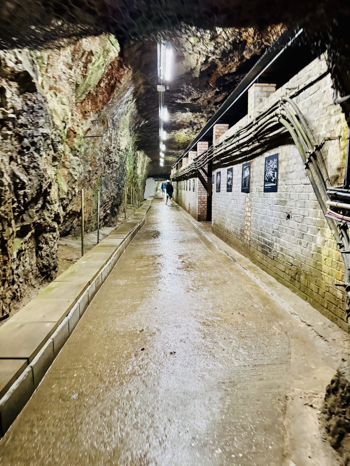 Untertunnel mit historischen Bildern
