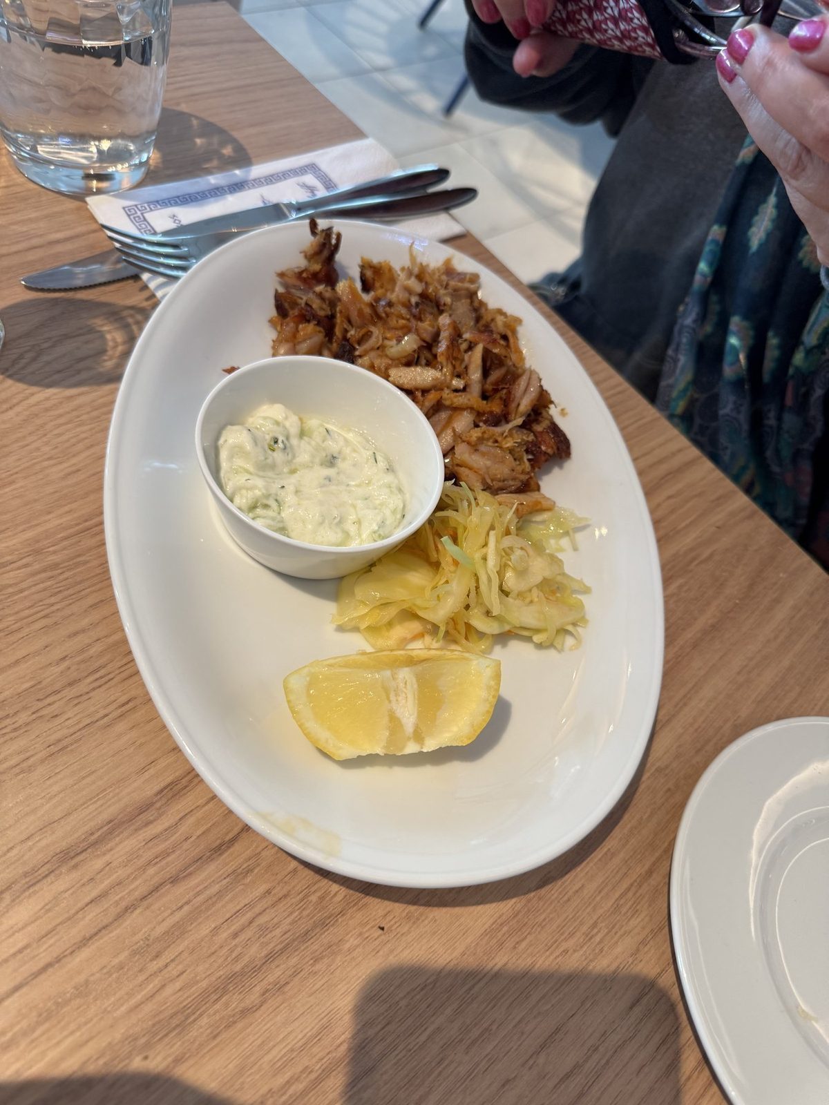 Gegrilltes Fleisch mit Salat und Tzatziki
