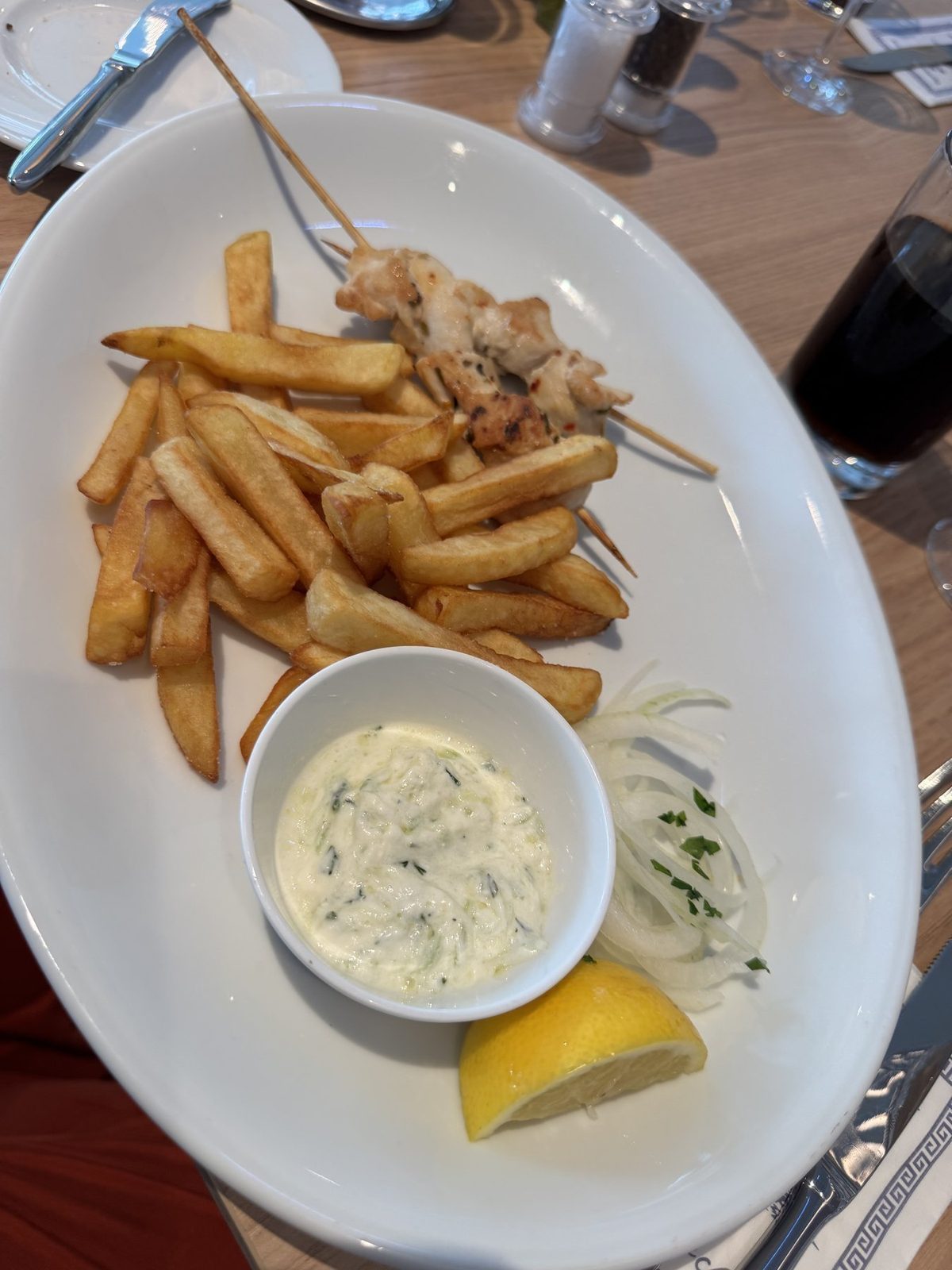 Griechisches Gyros mit Pommes und Tzatziki