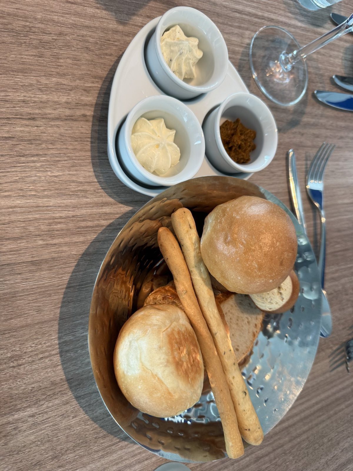 Brot mit Butter und Senf