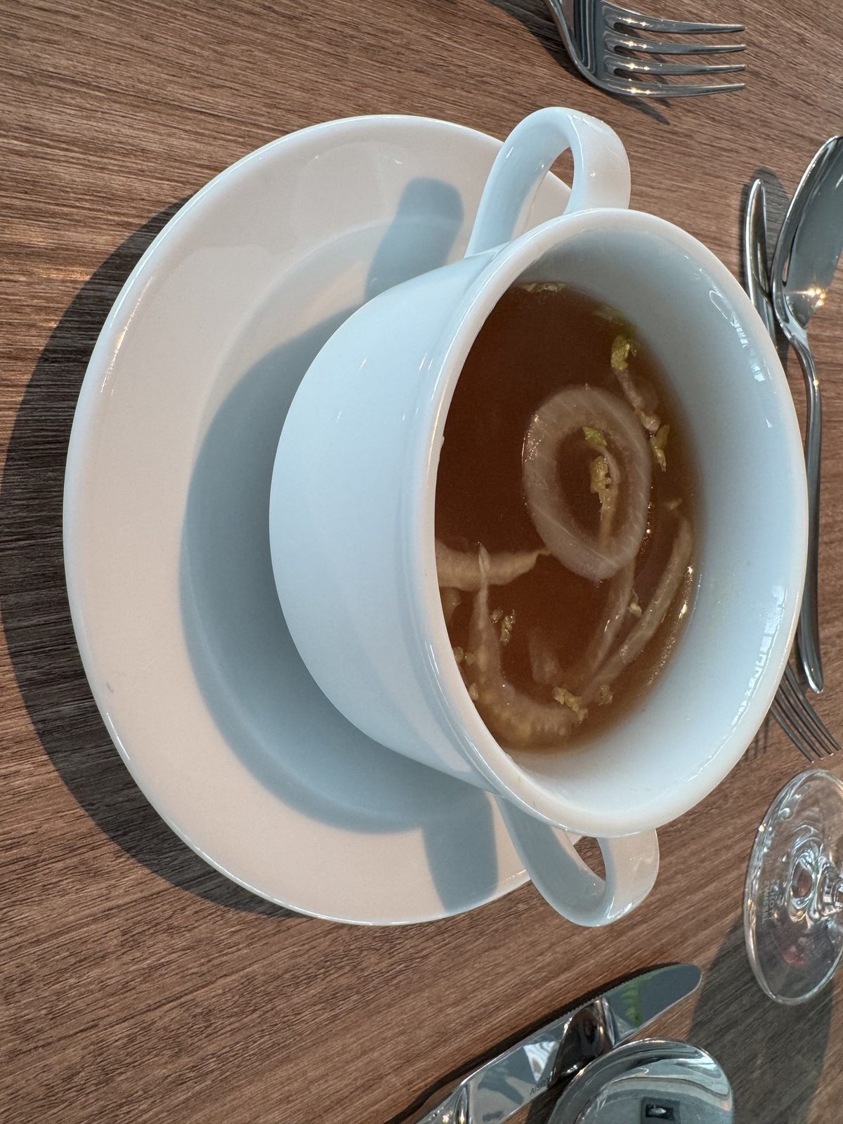 Zwiebelsuppe in weißer Tasse