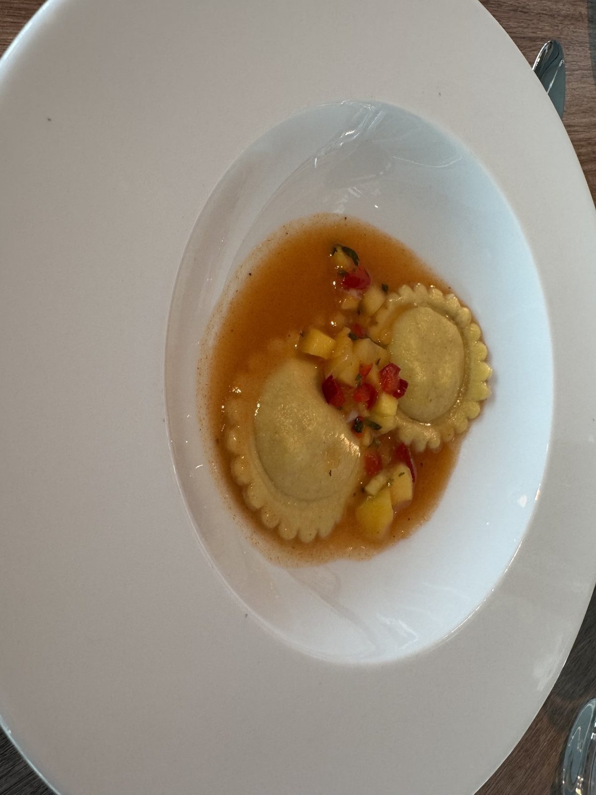 Ravioli mit Fruchtsalsa