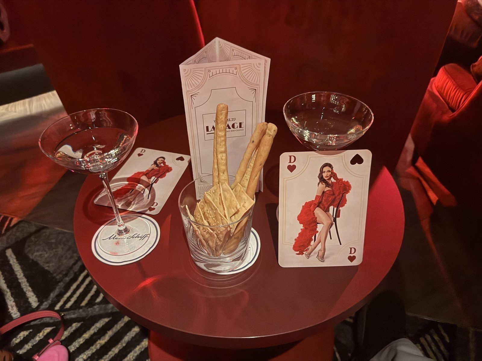 Kartenspiel mit Snacks auf rotem Tisch