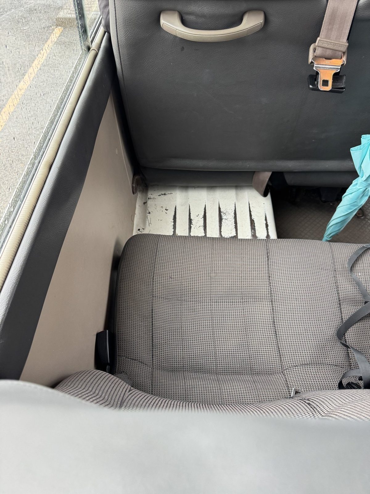 Rückbank eines Autos mit Sitzbezügen
