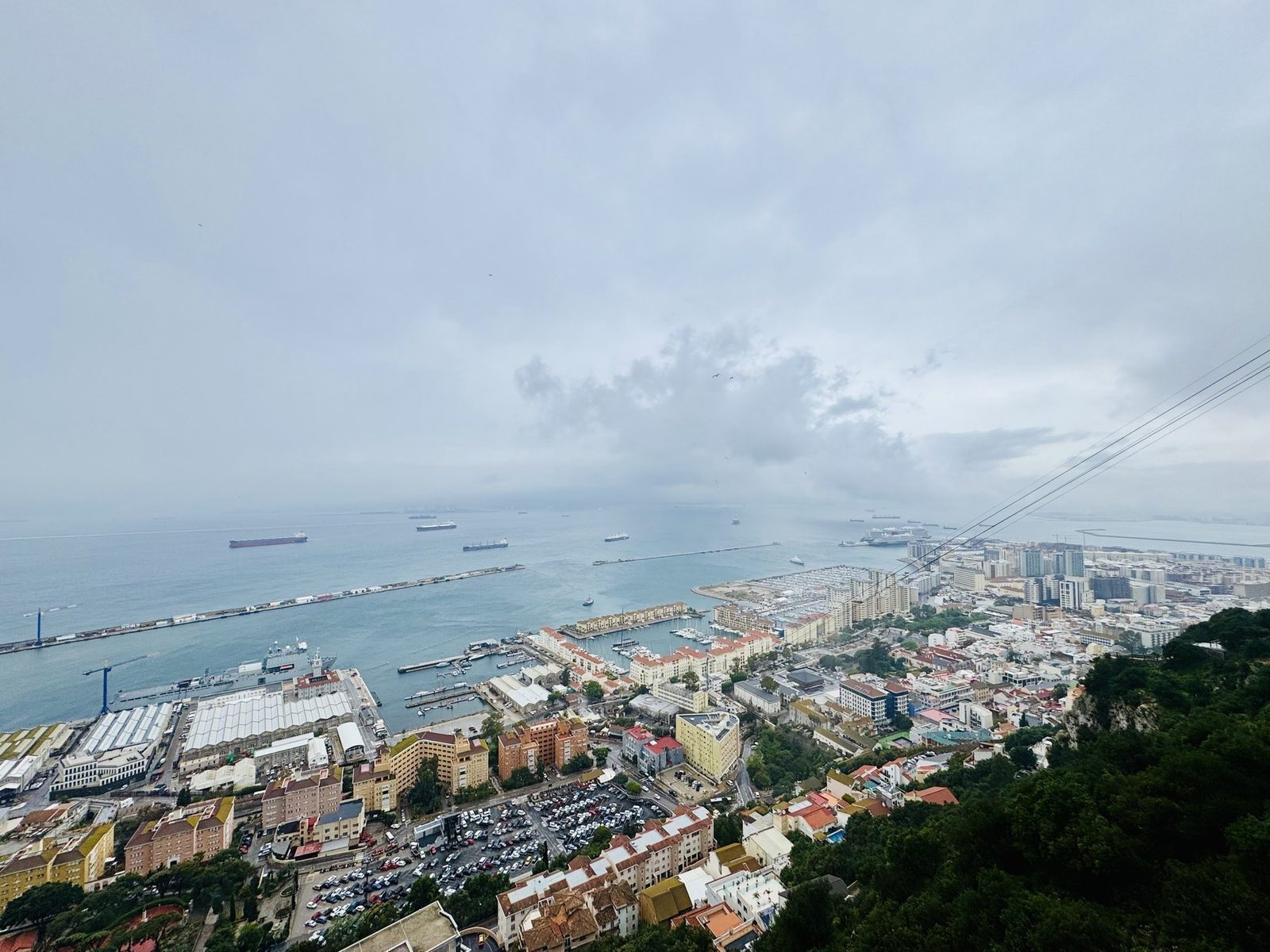 Luftaufnahme von Gibraltar mit Hafen