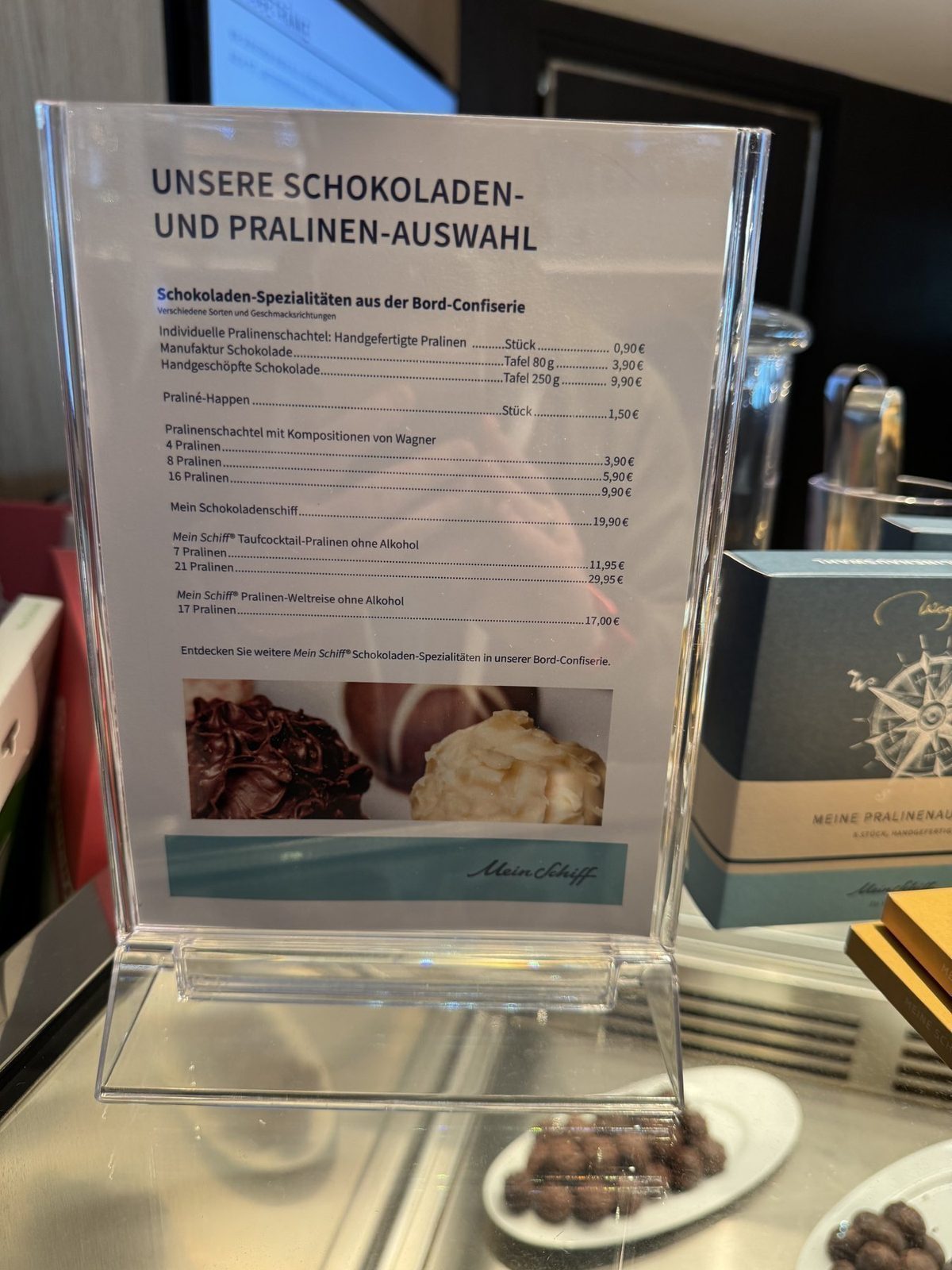 Schokoladen und Pralinenauswahl auf einem Schiff