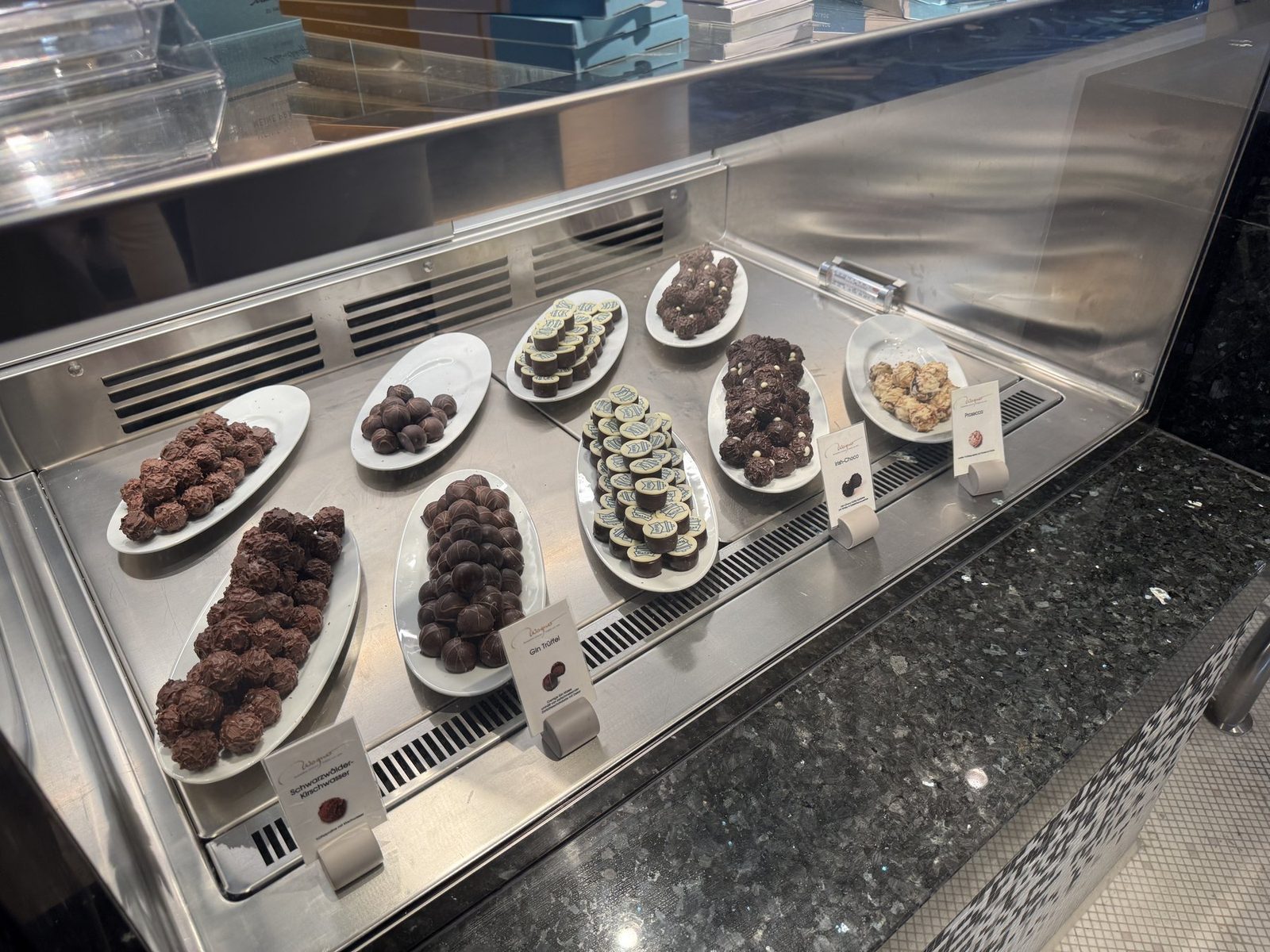 Schokoladenpralinen in einer Vitrine