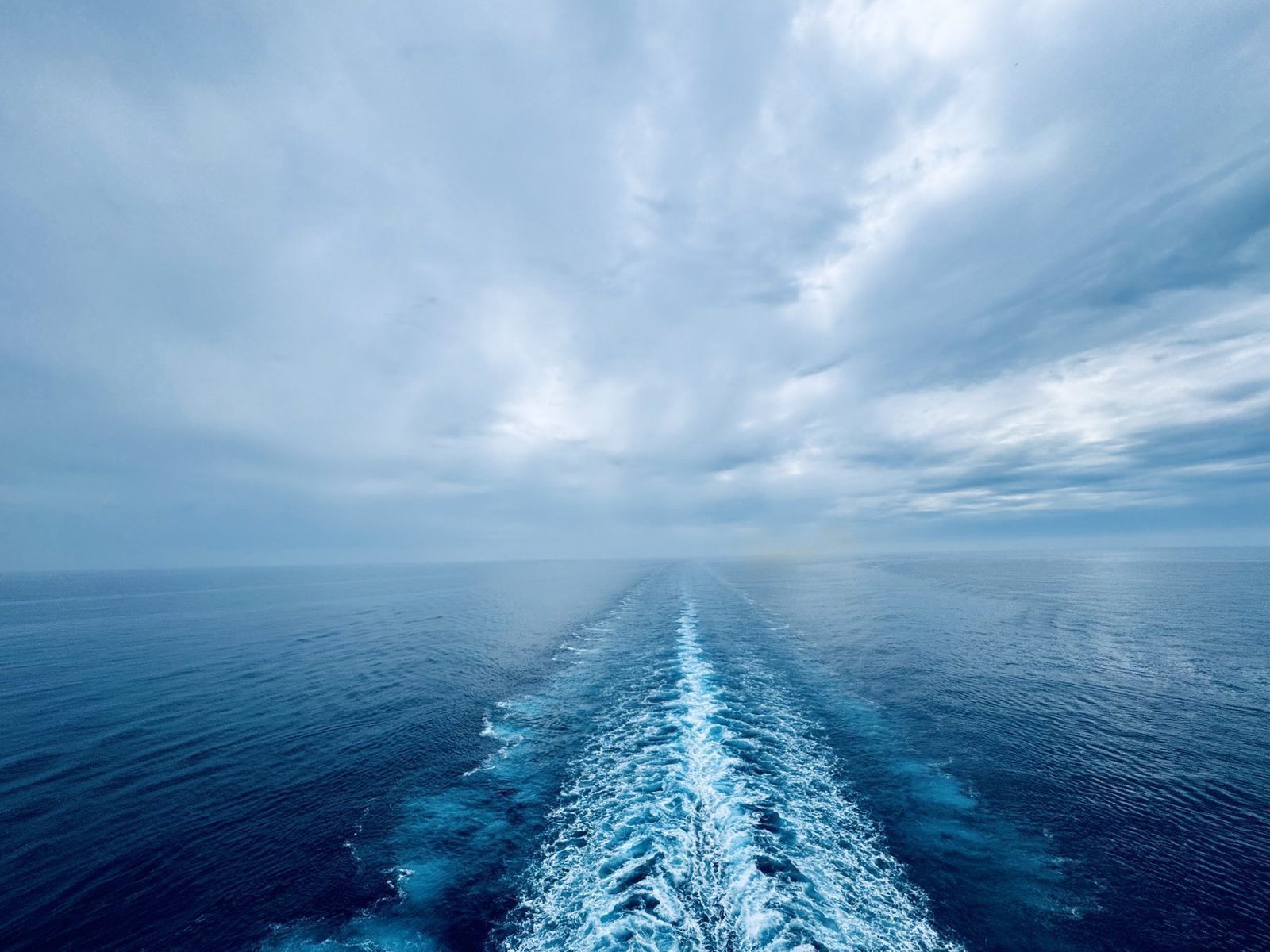 Meereswellen hinter einem Schiff