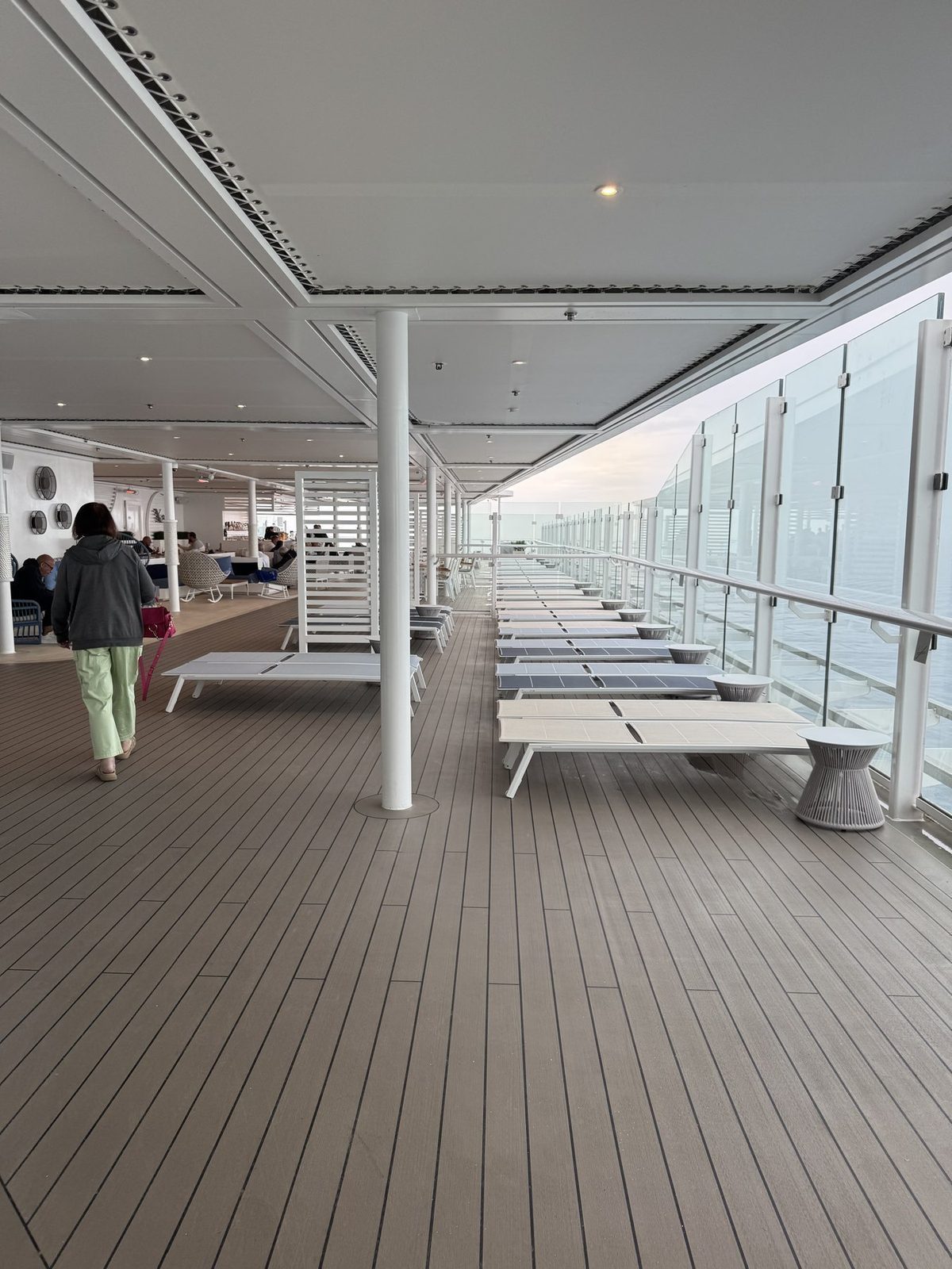 Sonnenliegen auf einem Kreuzfahrtschiff