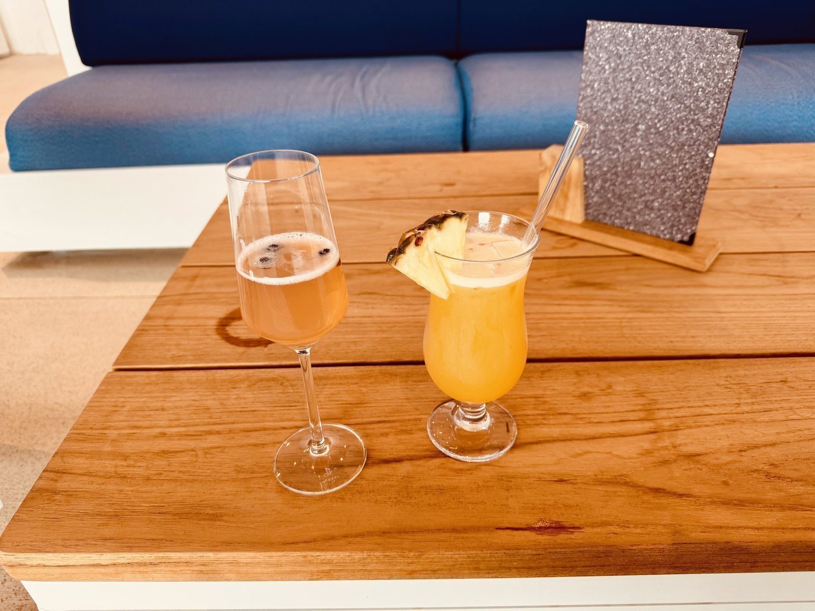 Zwei Cocktails auf Holztisch