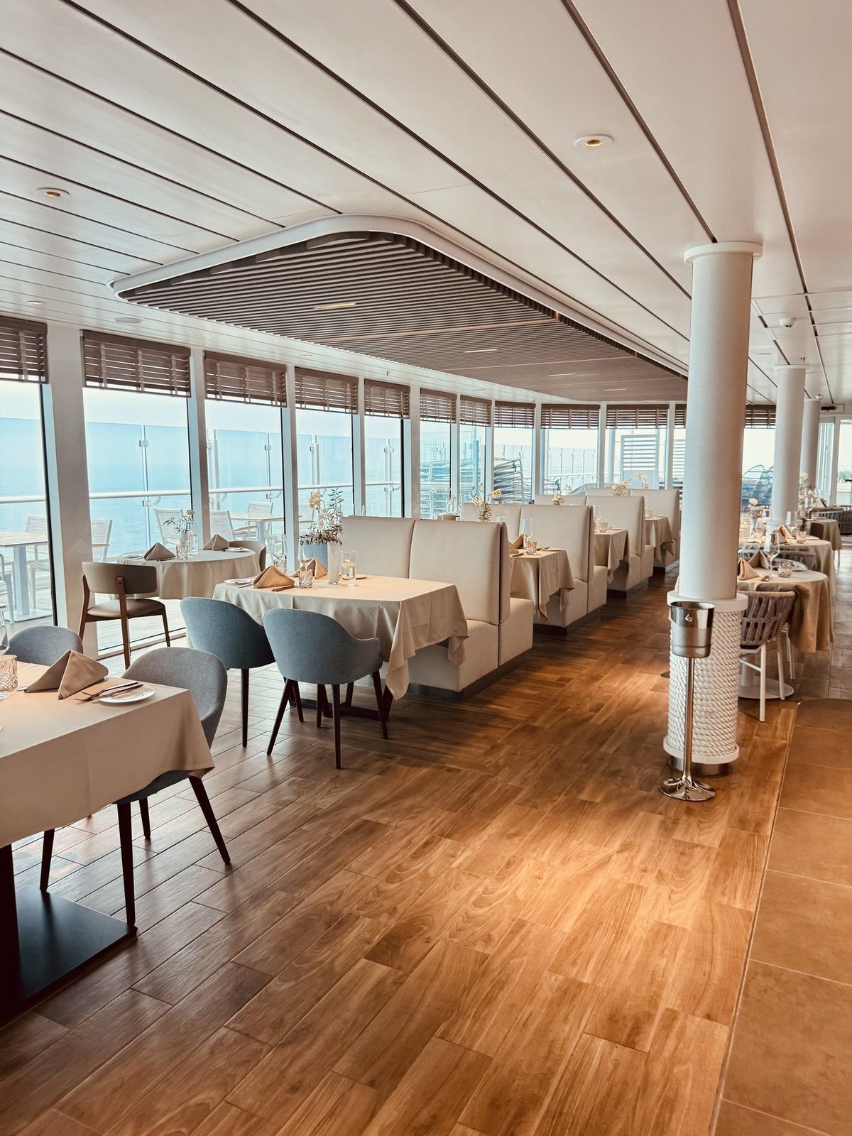 Modernes Restaurant mit Meerblick
