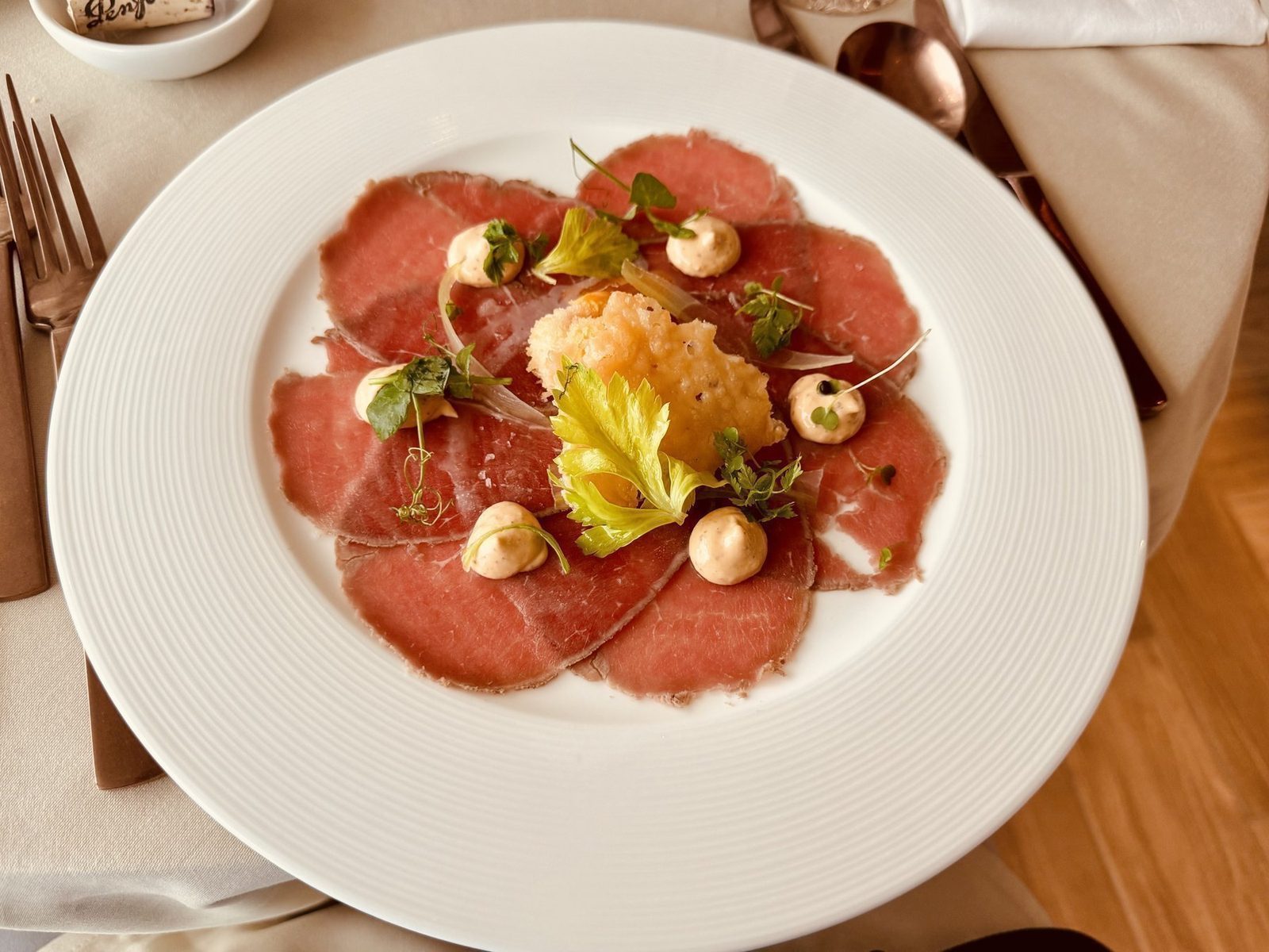 Raffiniertes Carpaccio mit Kräutern