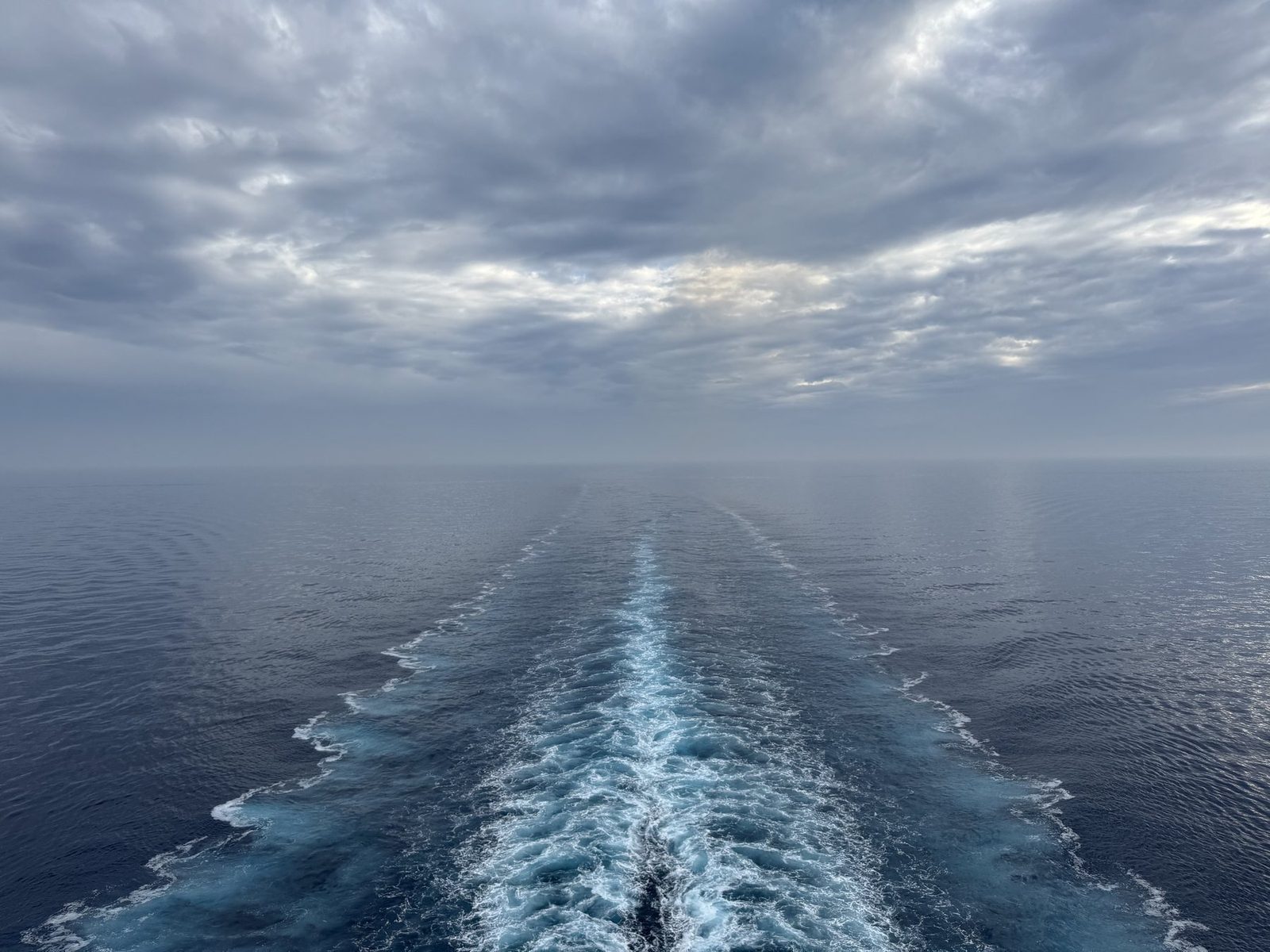 Meereswellen hinter einem Schiff