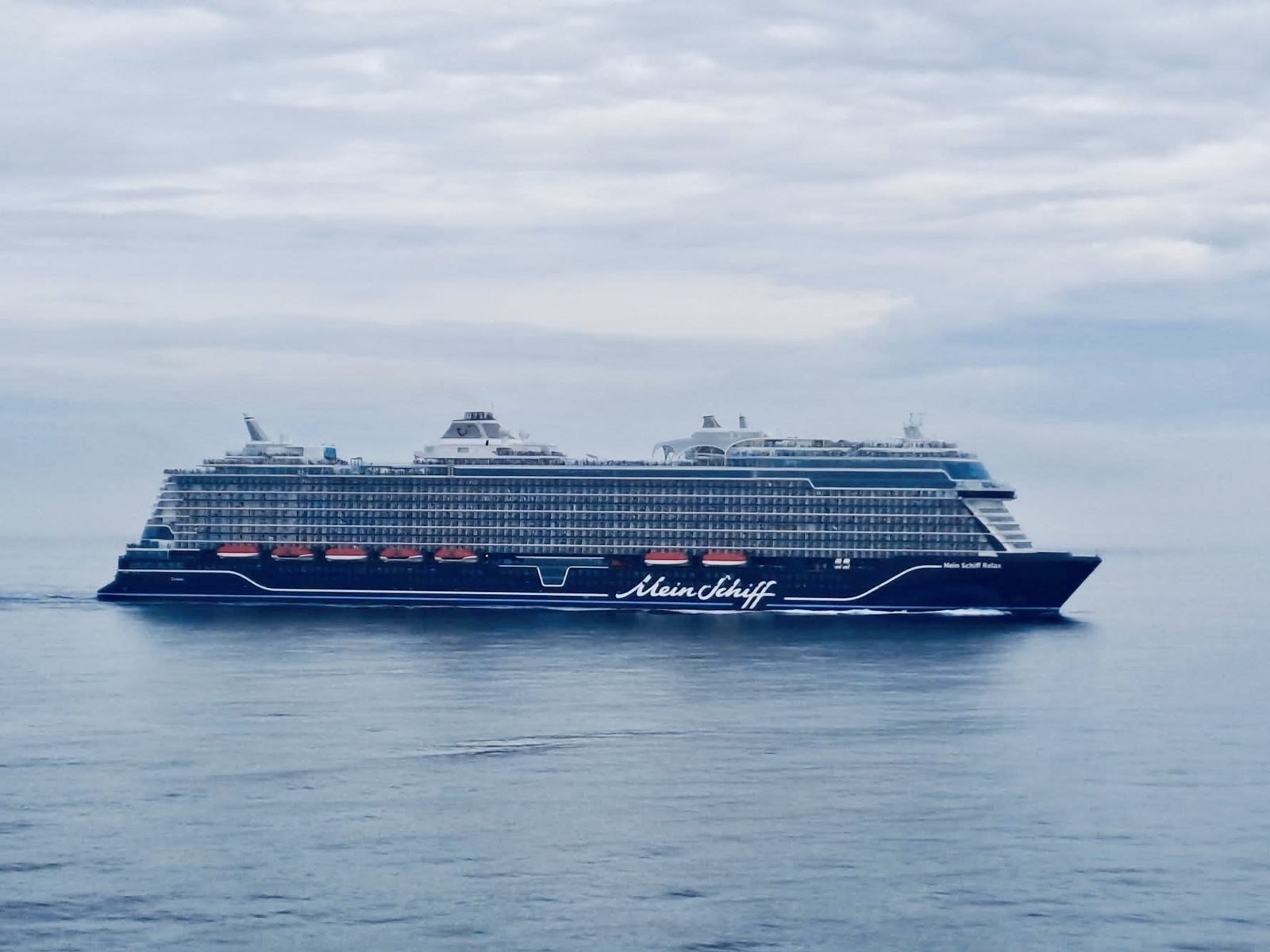 Kreuzfahrtschiff auf dem Meer