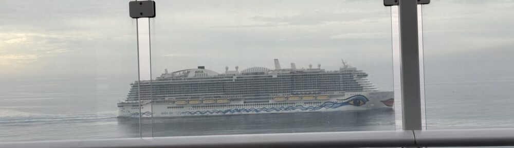 Kreuzfahrtschiff von der Terrasse