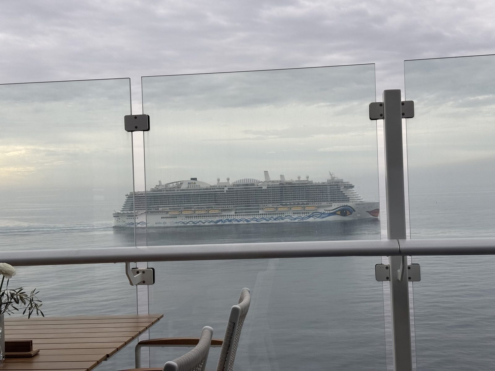 Kreuzfahrtschiff von der Terrasse