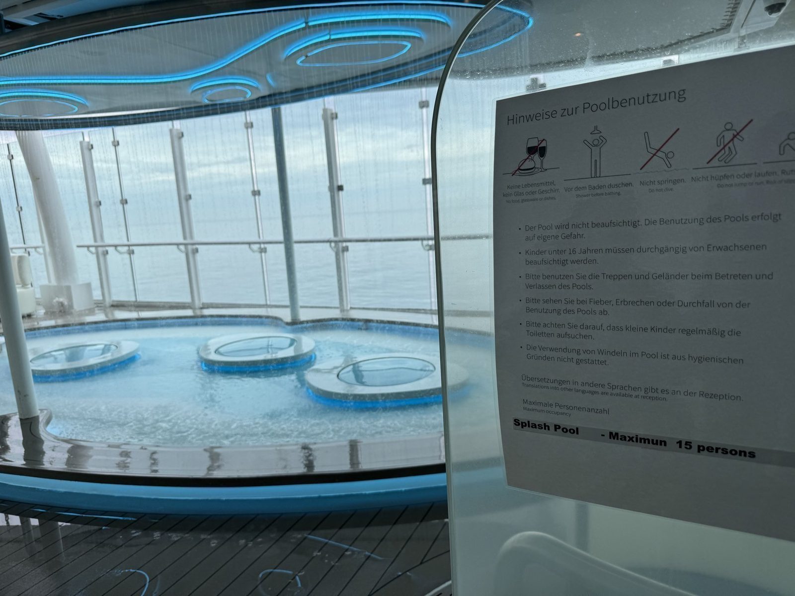 Sichtbarer Splash Pool auf einem Kreuzfahrtschiff