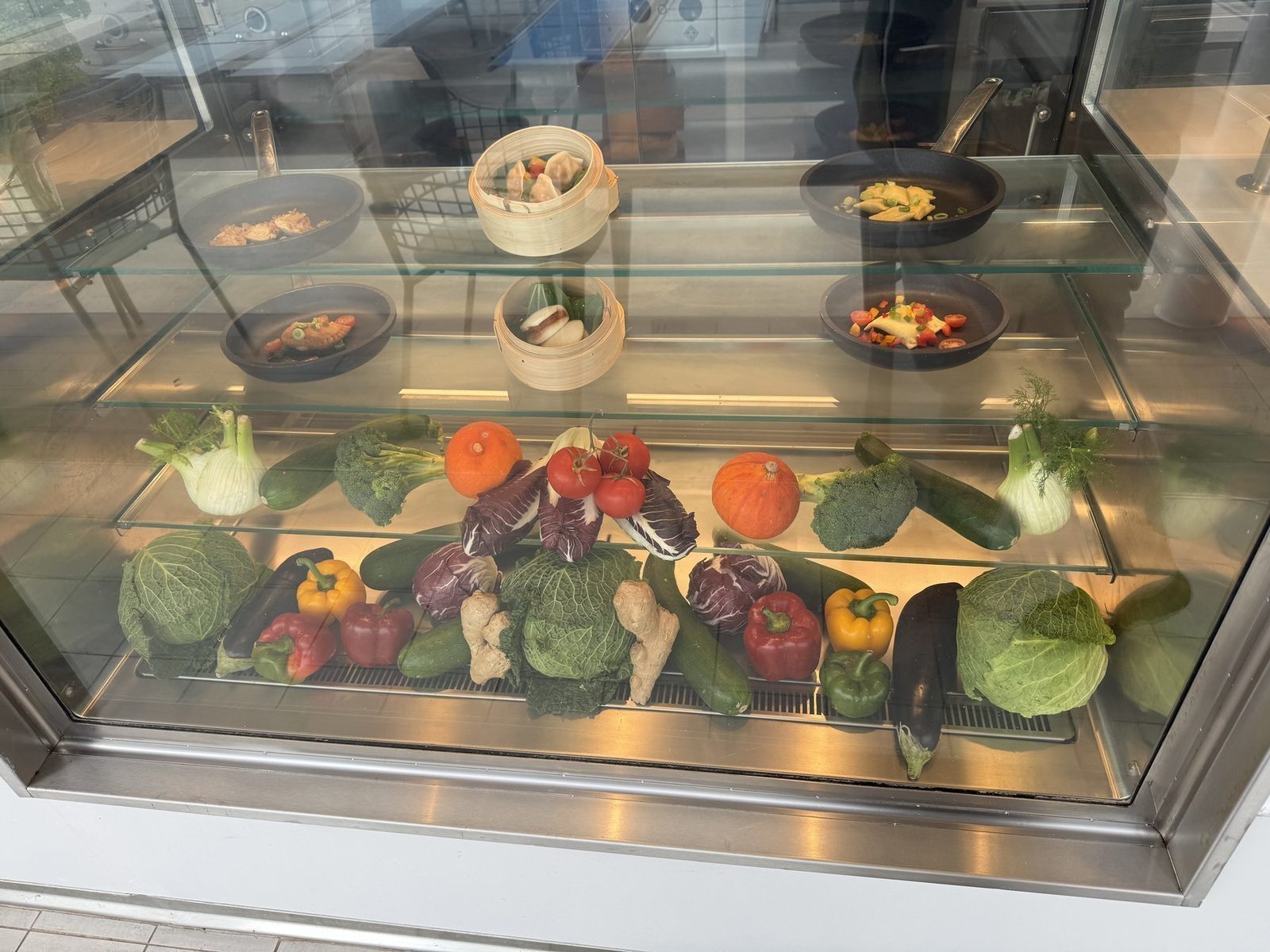 Ein Buffet mit frischem Gemüse in einer Kühlvitrine