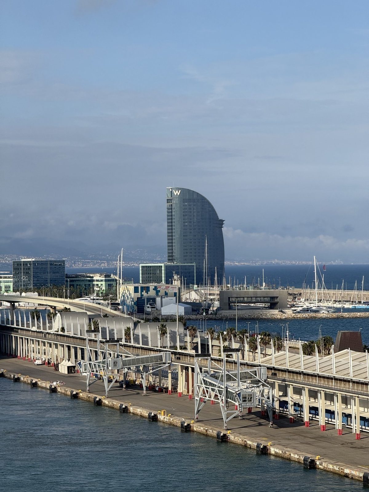 Hafen mit Skyline von Barcelona