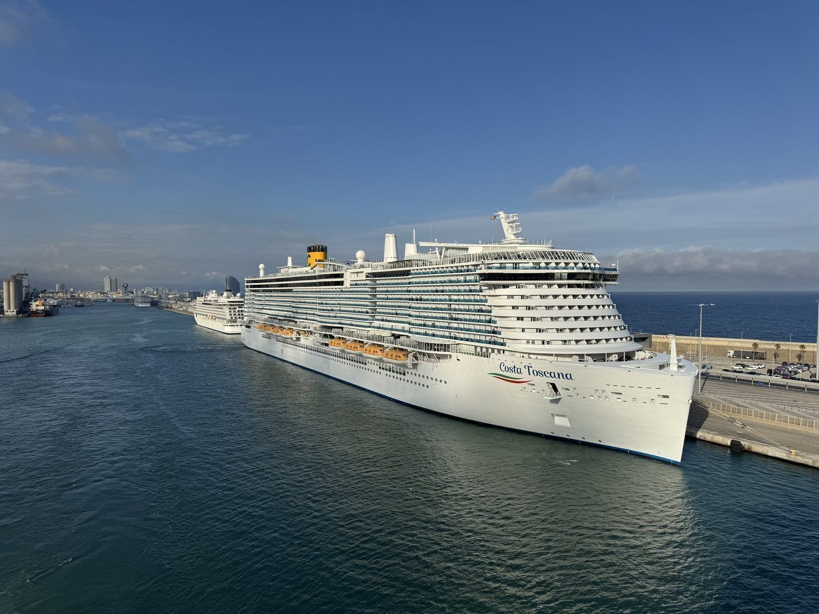 Ein großes Kreuzfahrtschiff namens Costa Toscana ist im Hafen