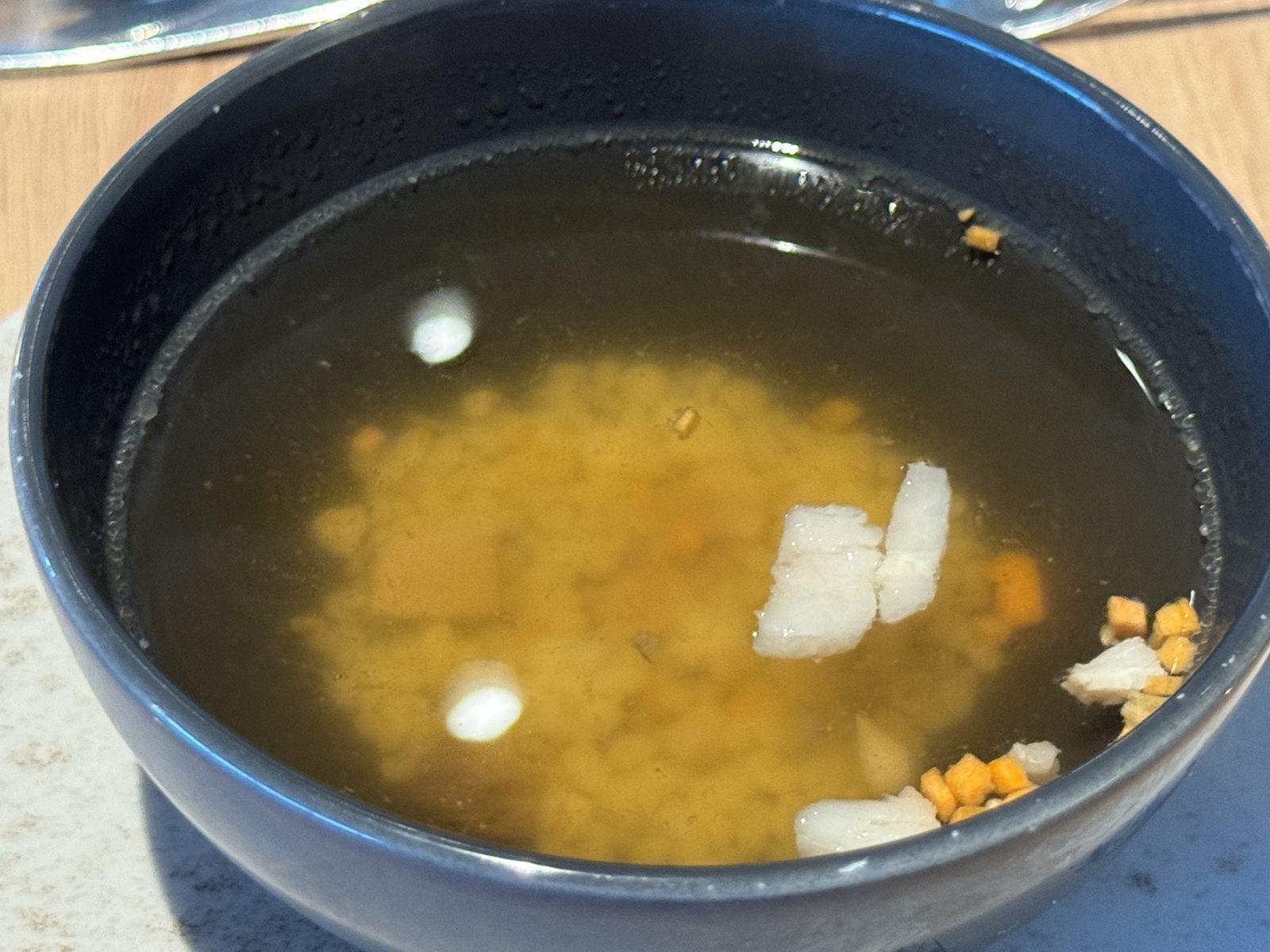 Kochender Suppeneimer mit Gemüse