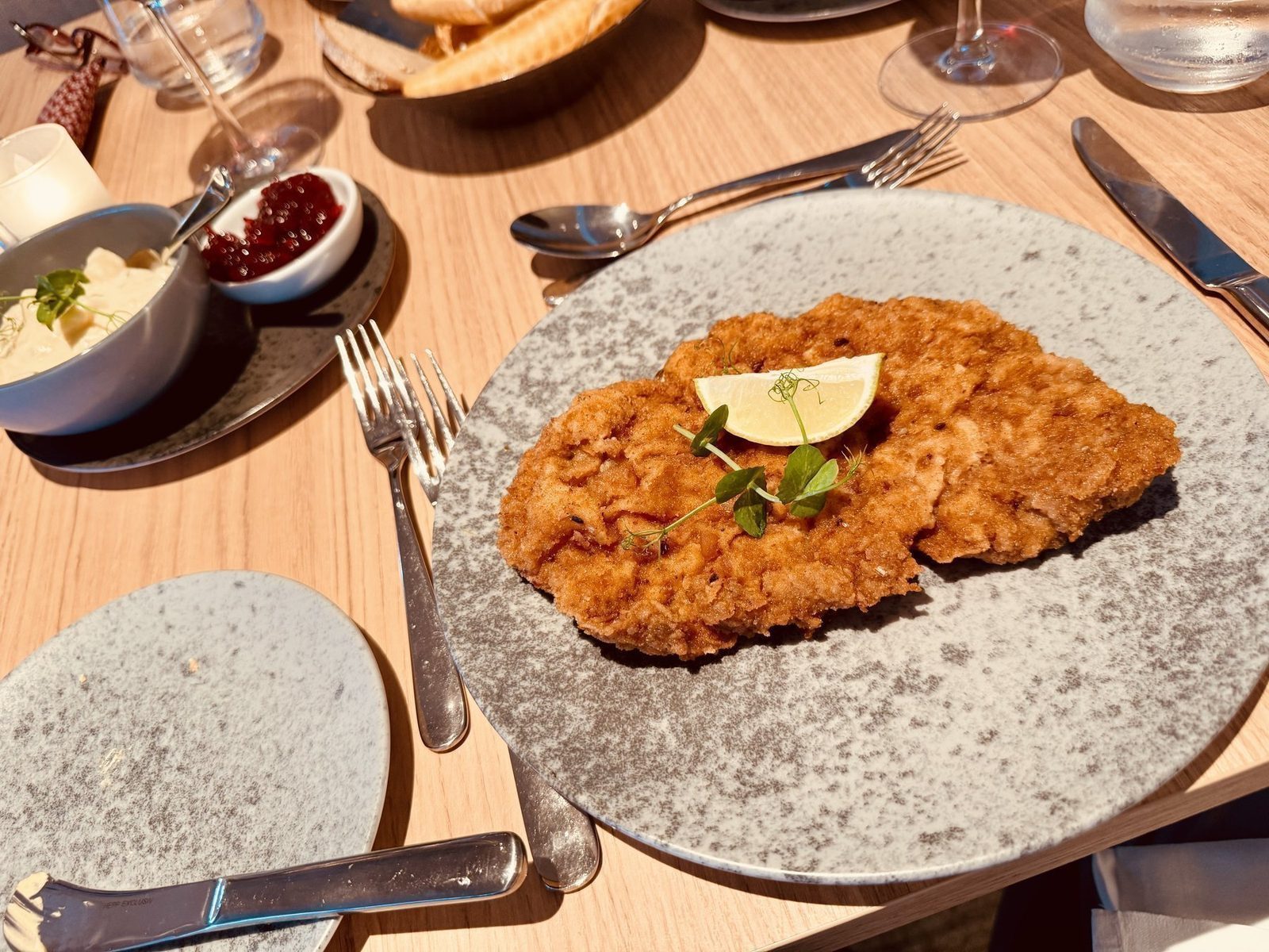 Klassisches Wiener Schnitzel mit Zitrone