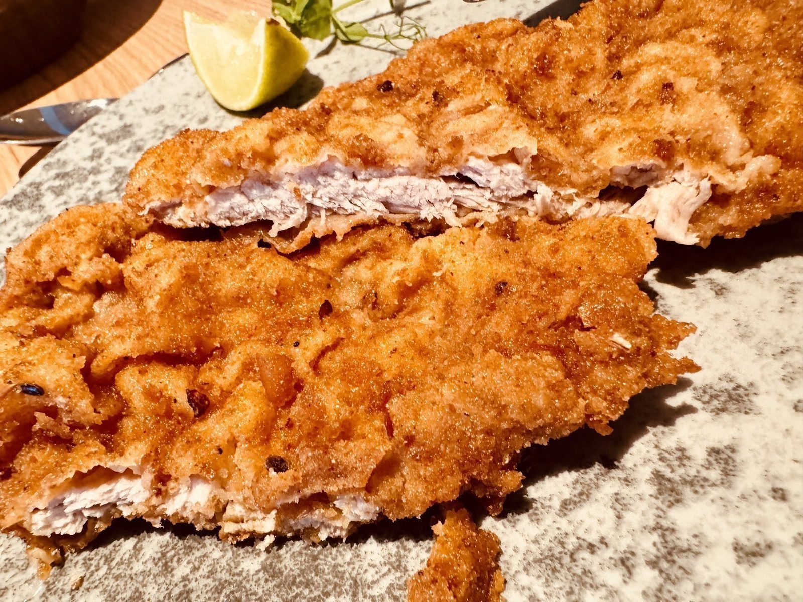 Frisch gebratenes Wiener Schnitzel