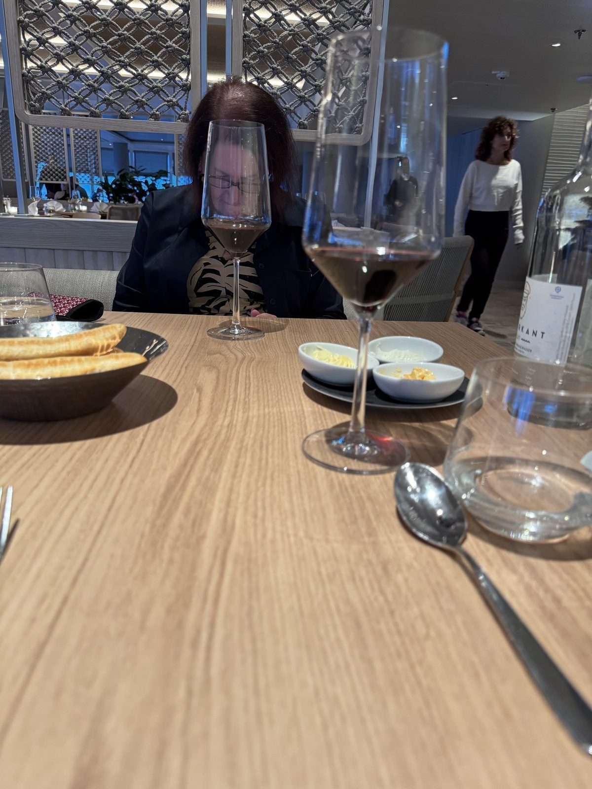 Weinprobe in einem modernen Restaurant