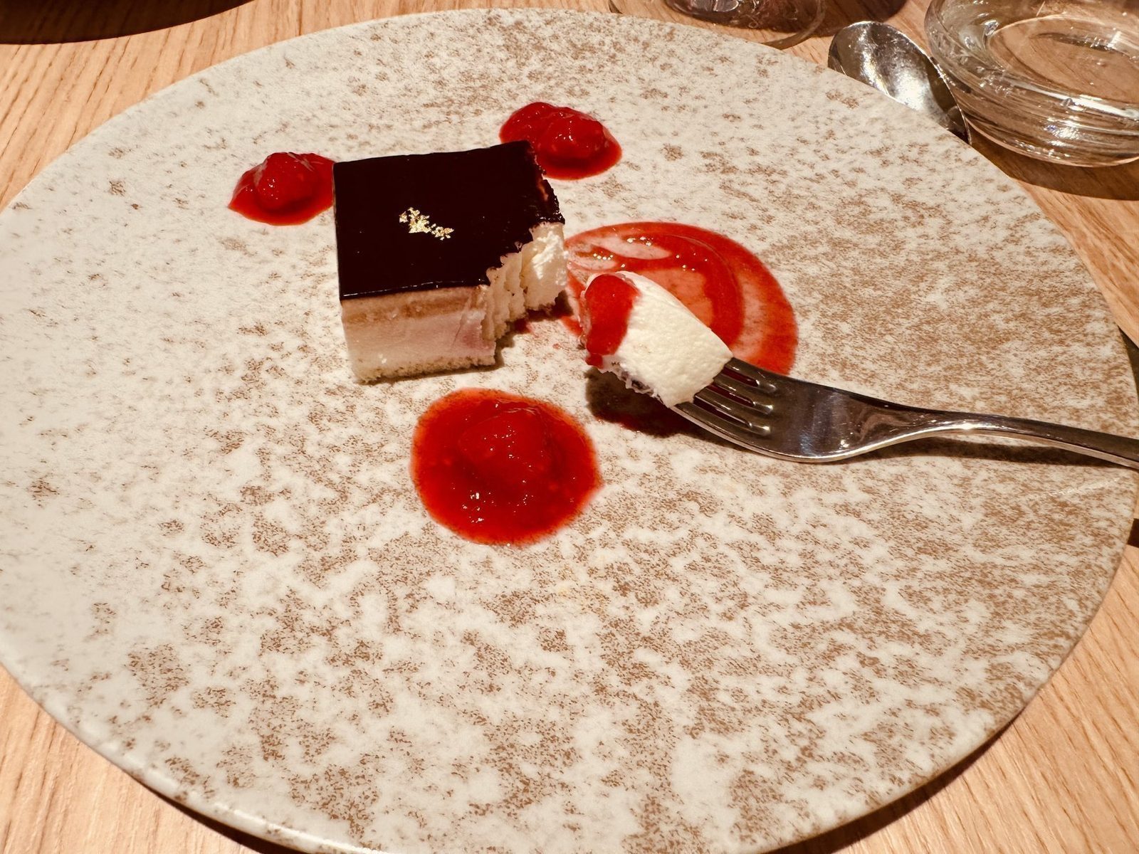 Käsekuchen mit Erdbeersauce