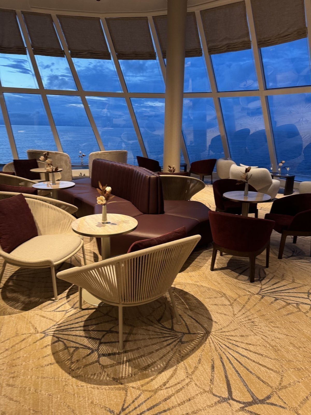 Luxuriöses Lounge Interieur mit Meerblick