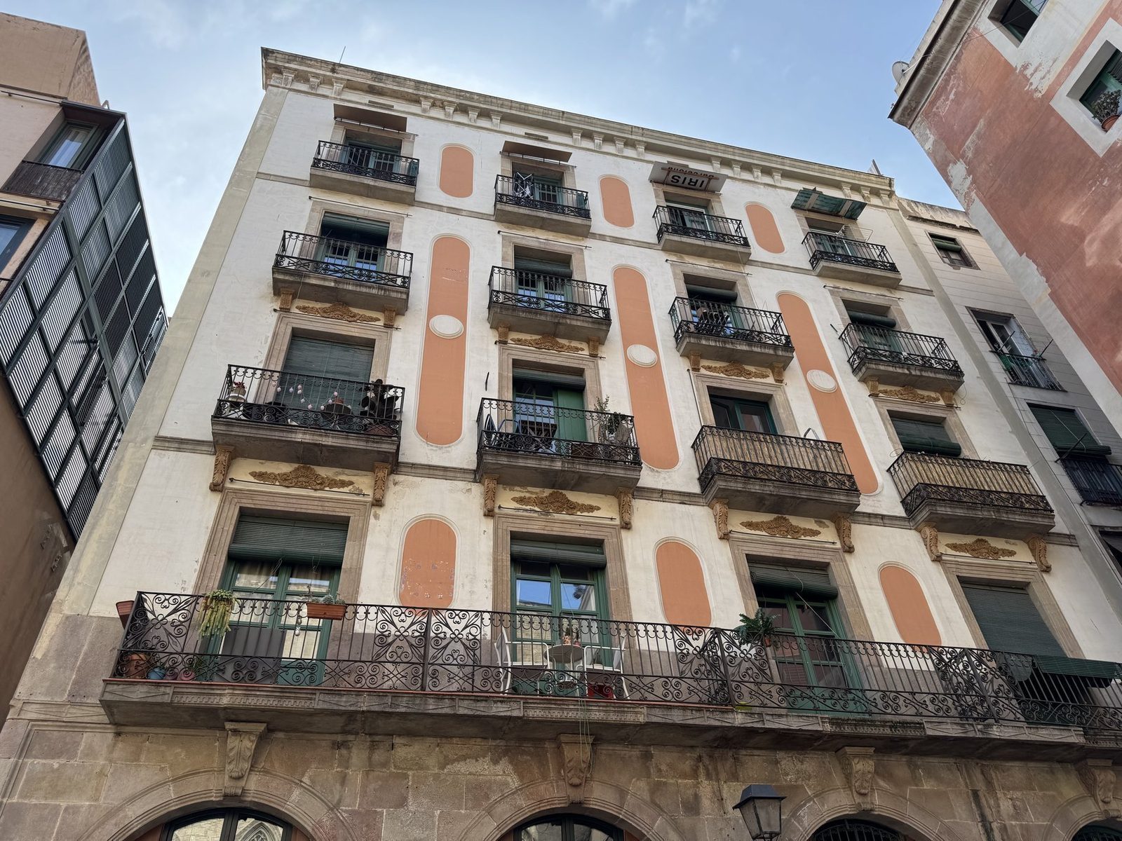 Klassisches Wohnhaus mit Balkonen