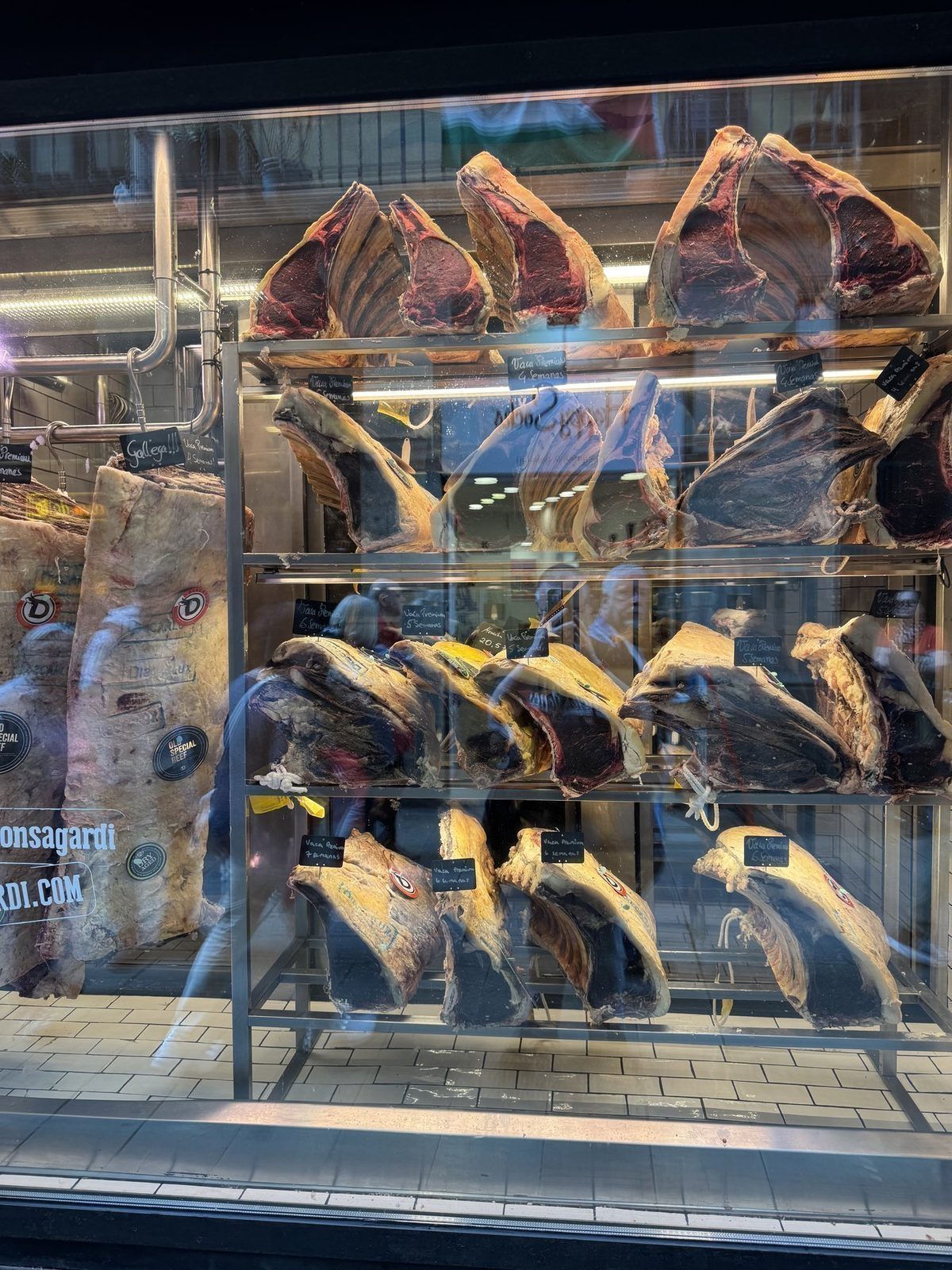 Geschnetzeltes Fleisch in einer Vitrine