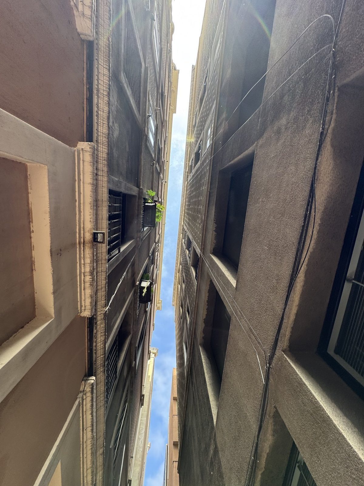 Enge Gasse zwischen alten Gebäuden