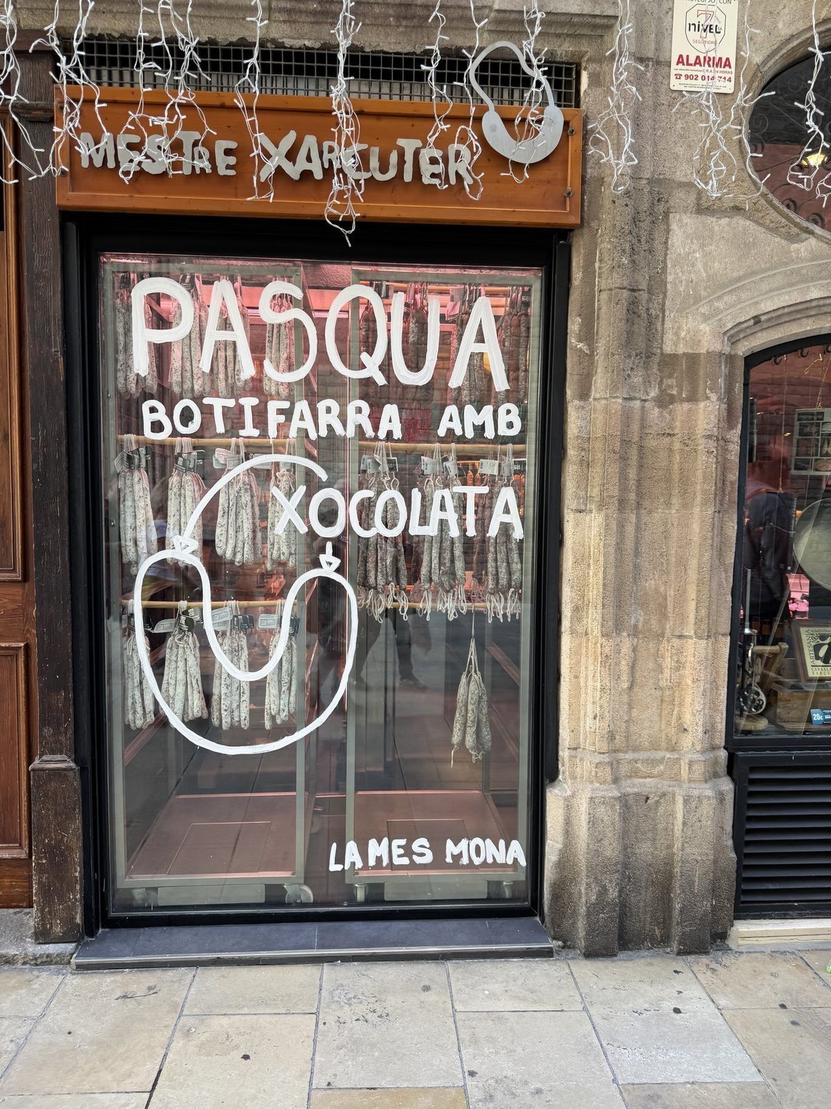 Fleischladen mit Schinken in Schaufenster