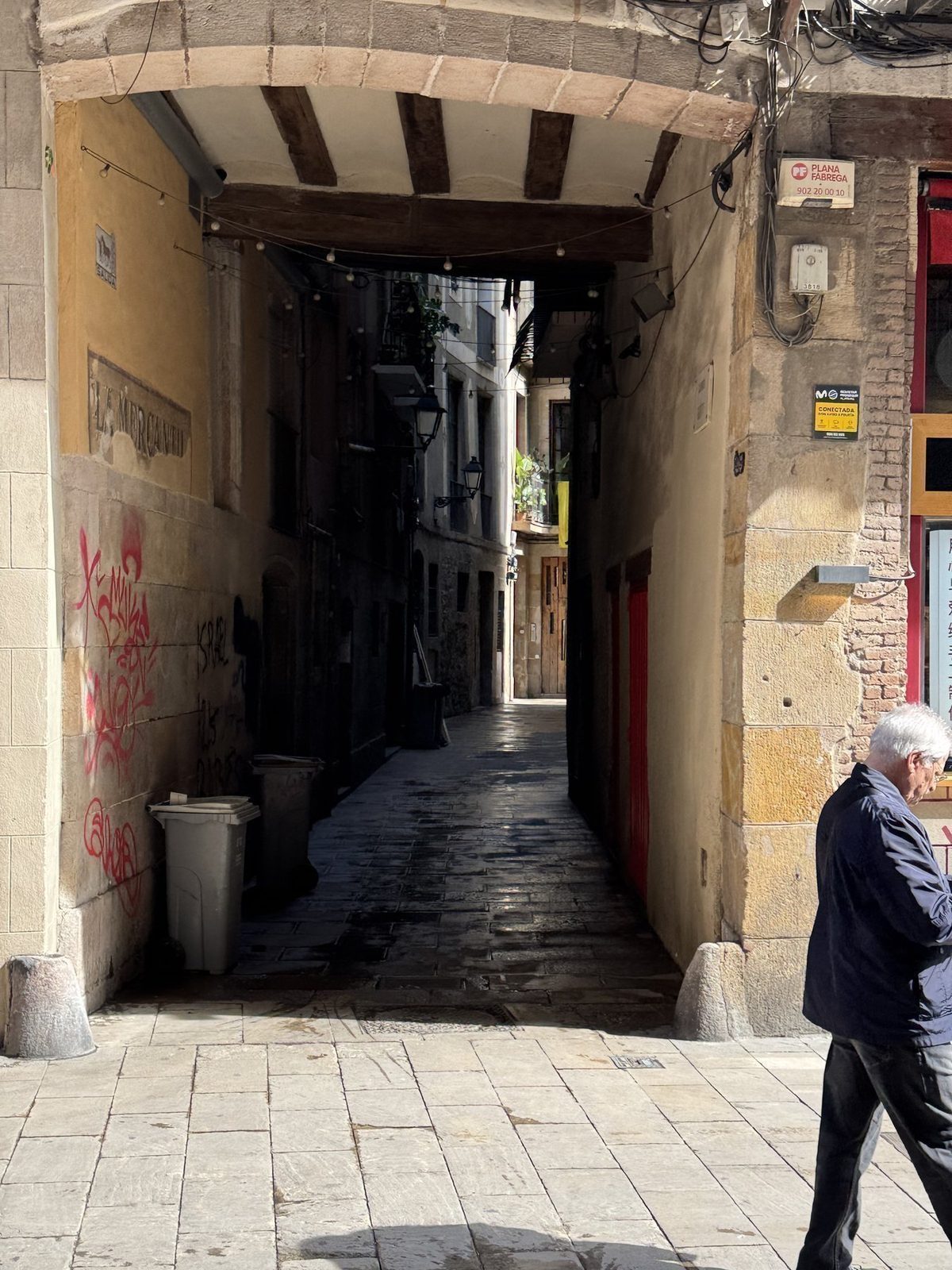 Enge Gasse mit alter Architektur
