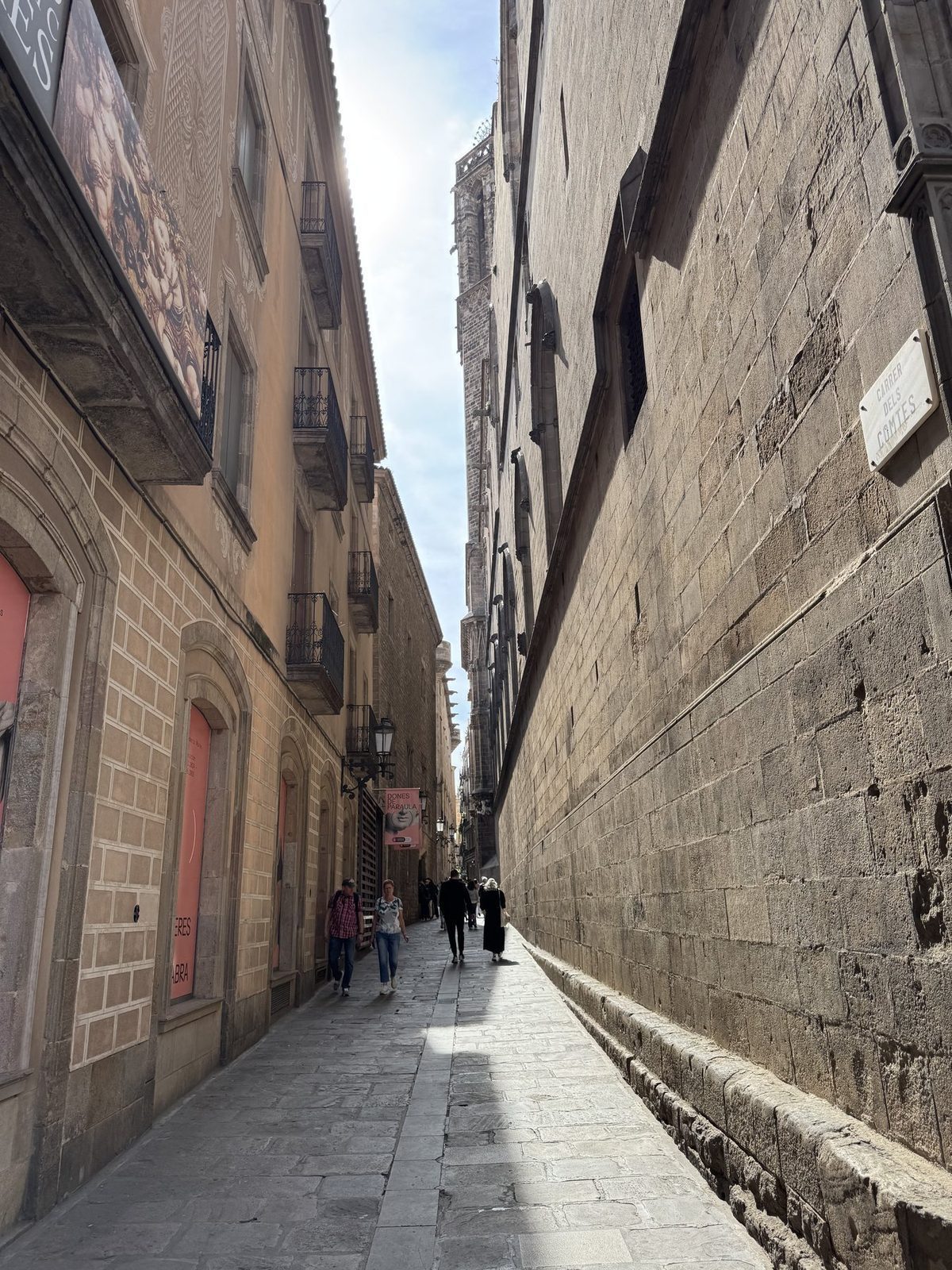 Enge Gasse mit historischen Gebäuden