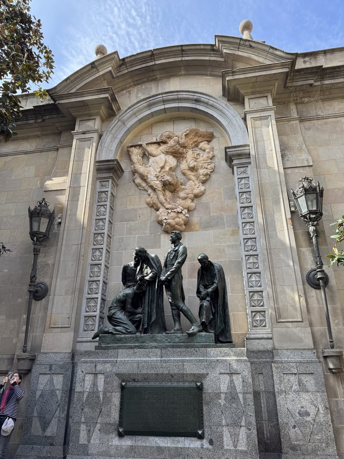 Statuen vor historischem Gebäude