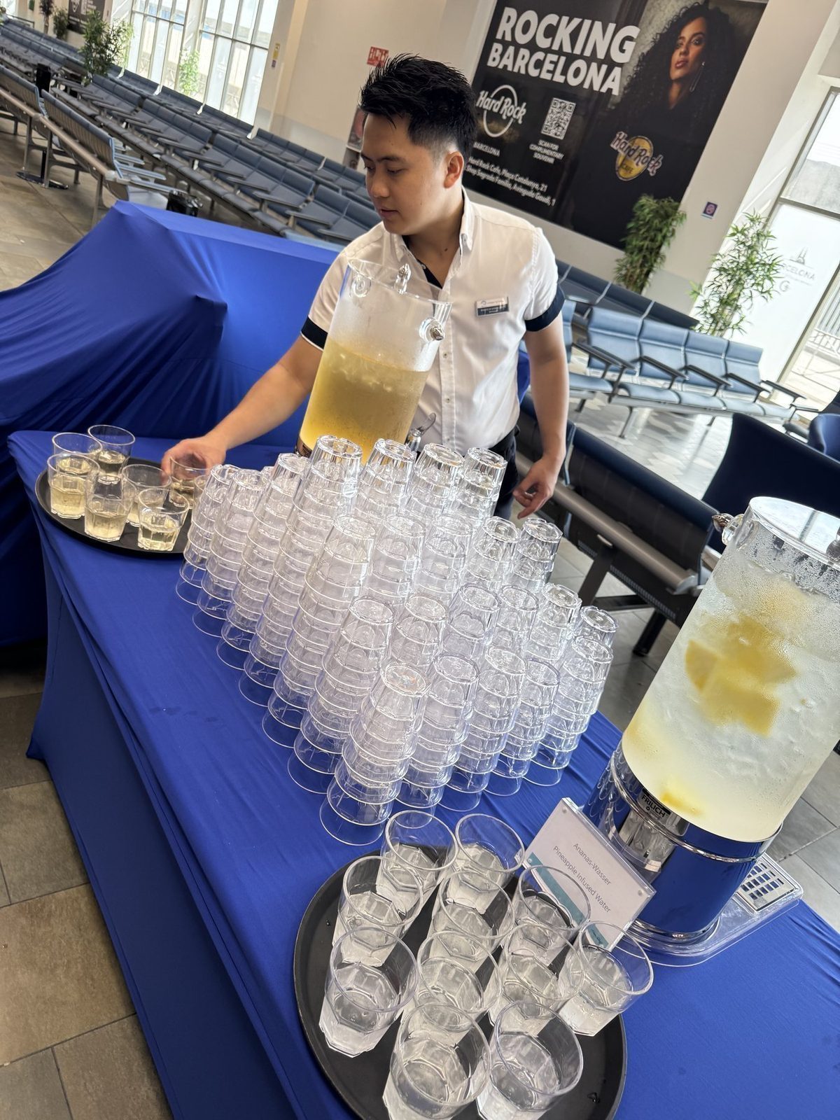 Barista serviert Ananas Wasser im Flughafen