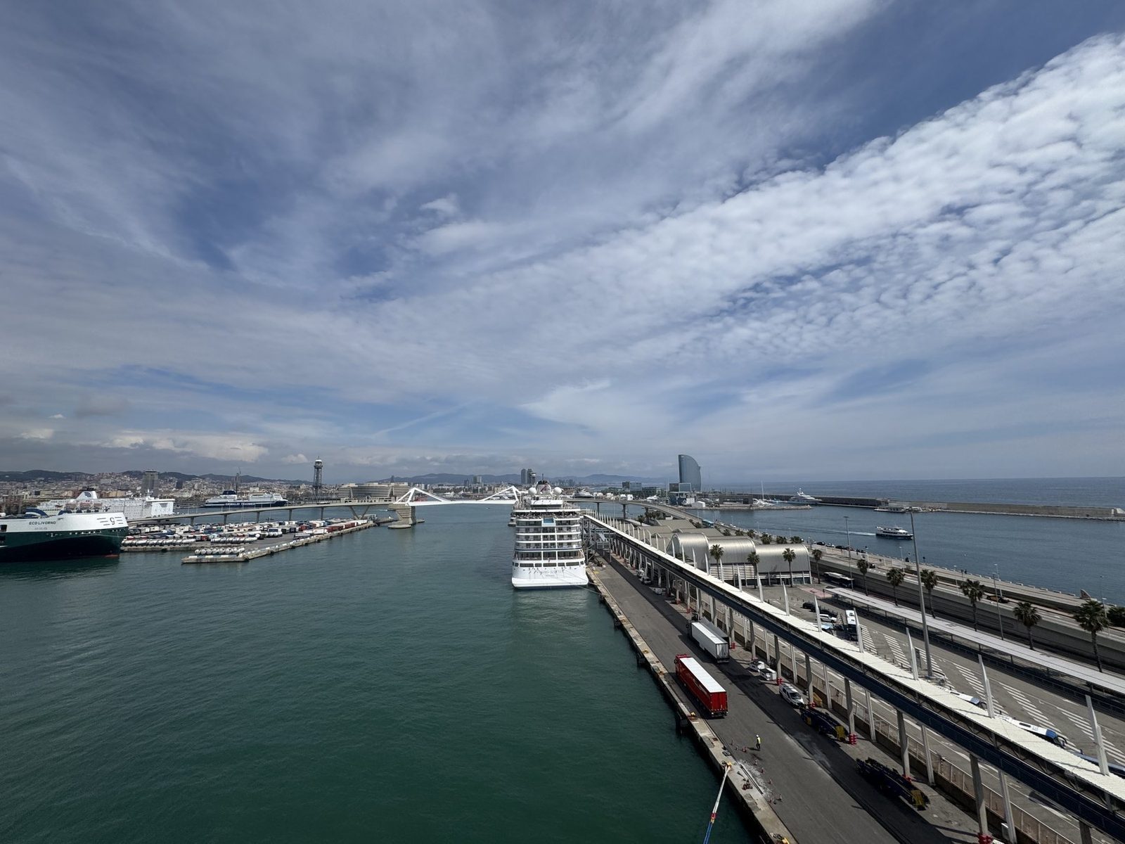 Hafenblick mit Kreuzfahrtschiffen