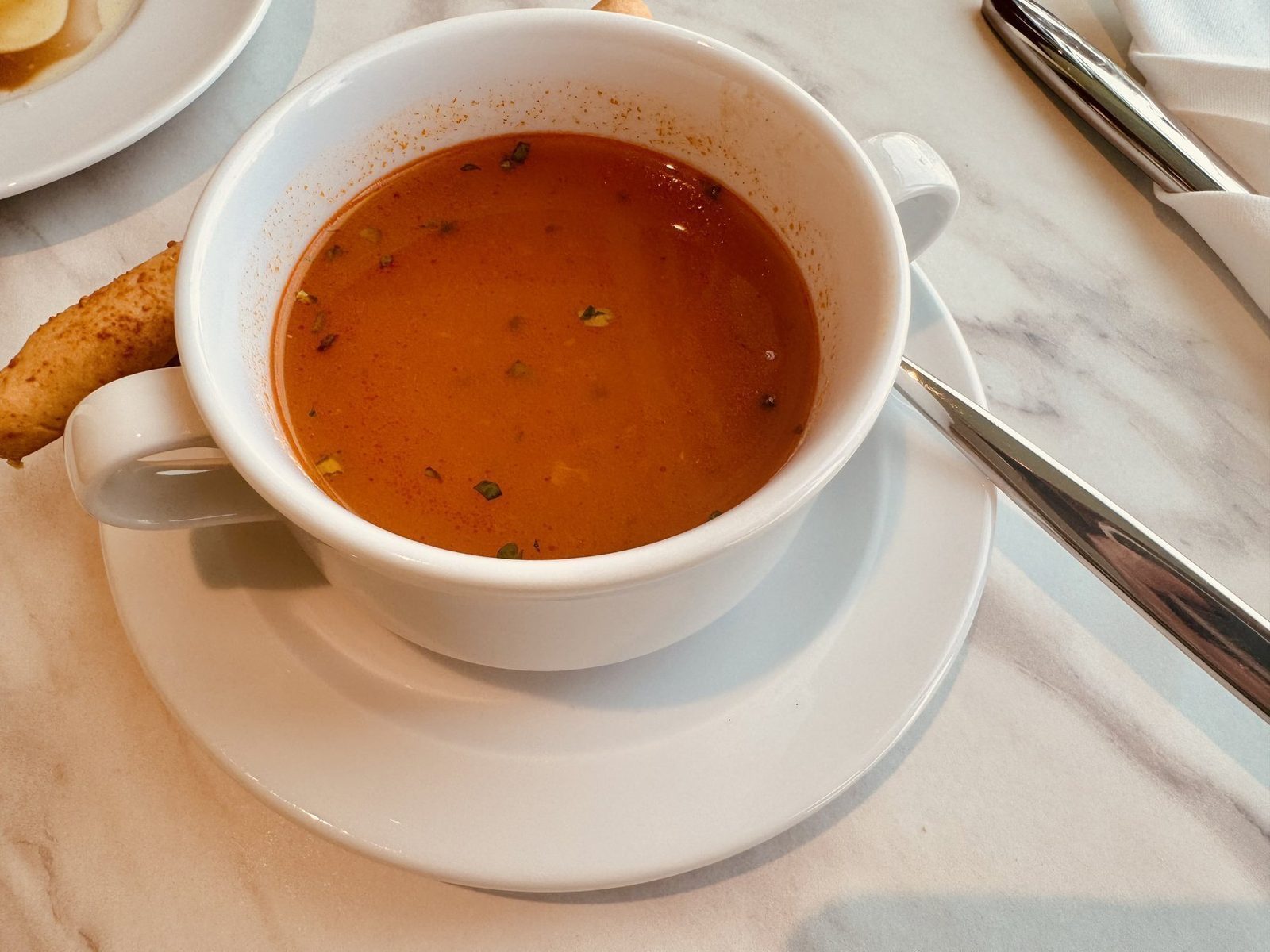 Tomaten Suppe in weißer Schale