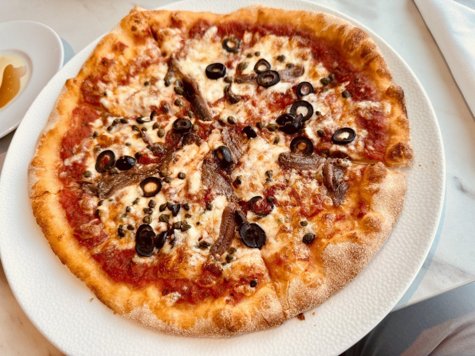 Geschmackvolle Pizza mit Oliven