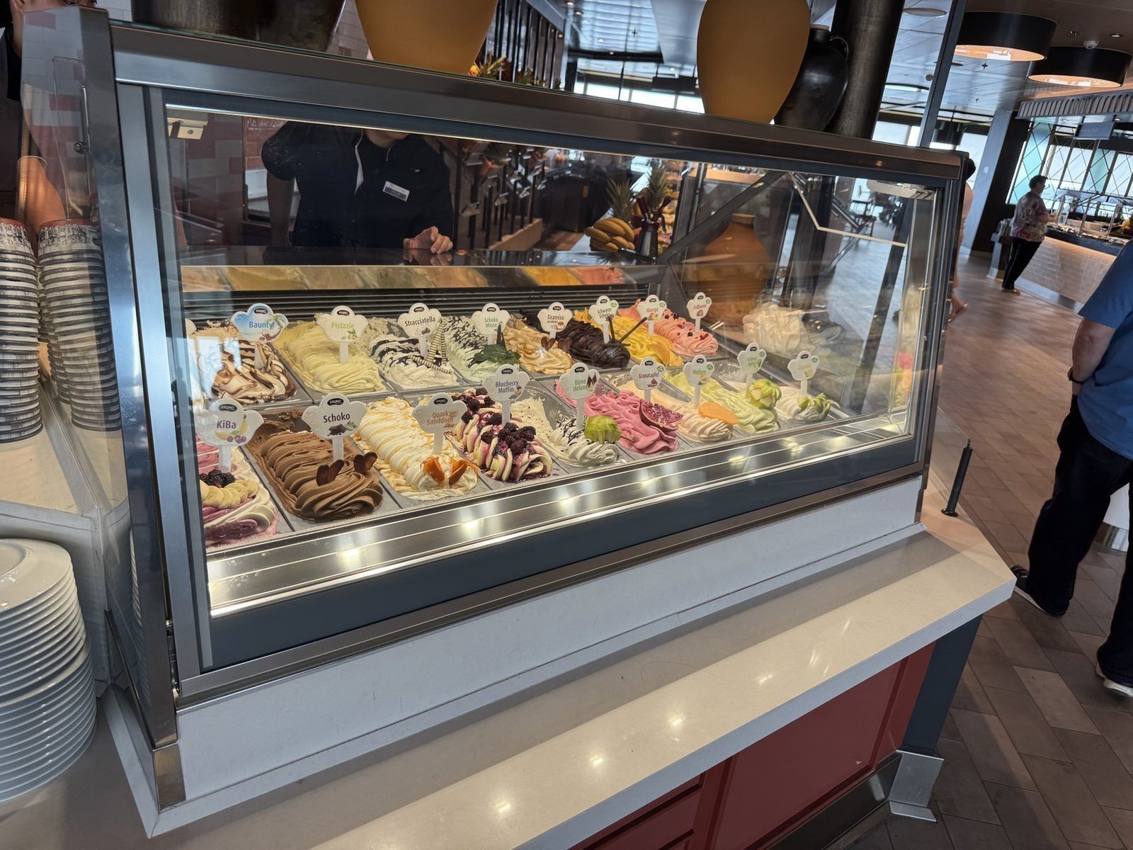Vielfältige Eiscreme in einer Kühlschrankvitrine