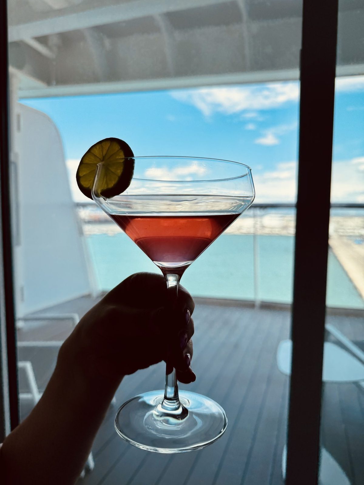 Rosafarbener Cocktail mit Zitronenscheibe