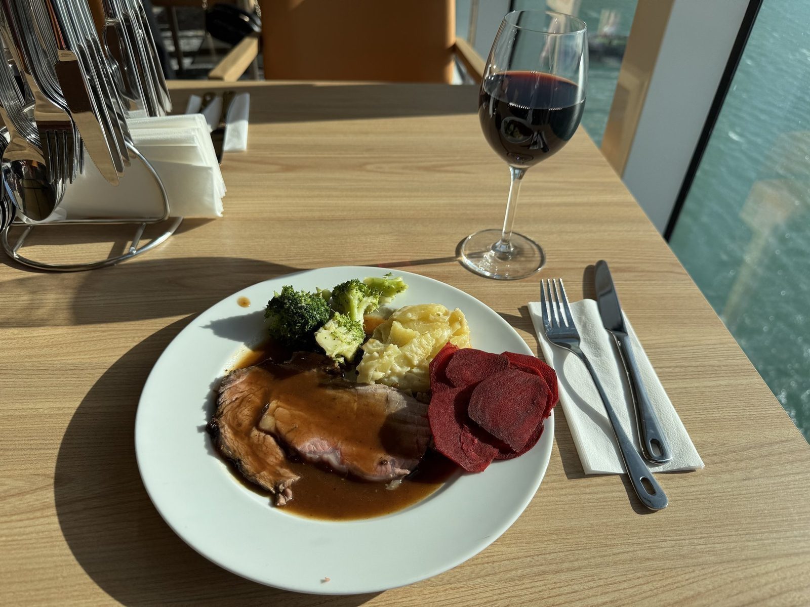 Geschnittenes Steak mit Gemüse und Rotwein