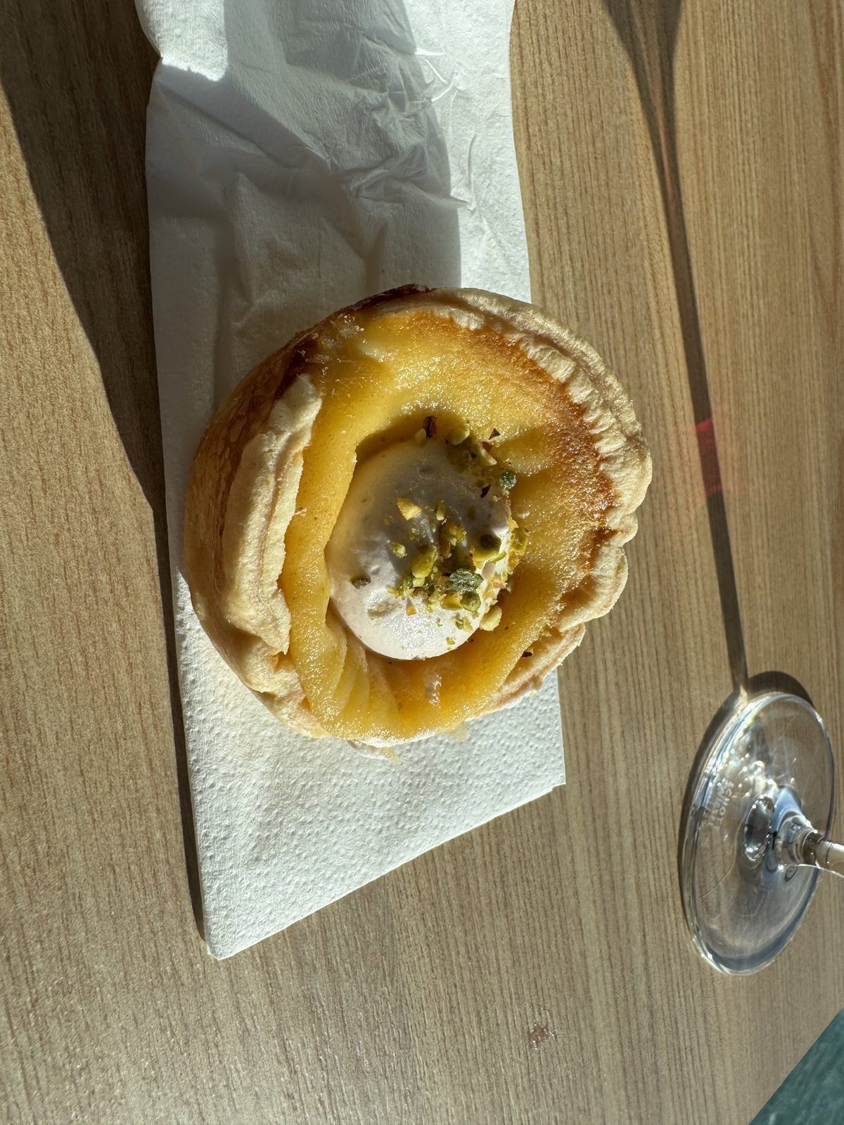 Kuchen mit Pistazien auf Papier