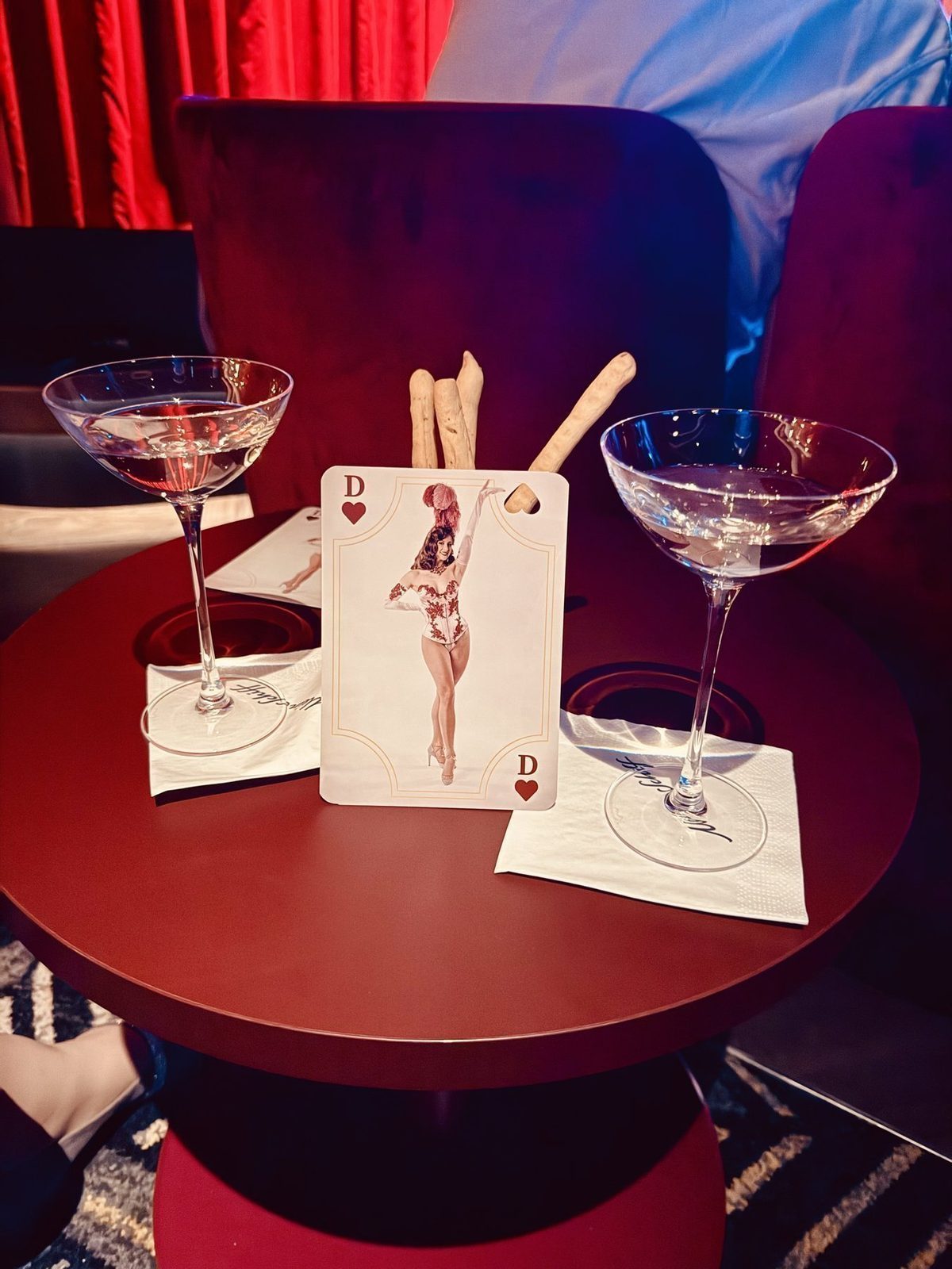 Kartenspiel im eleganten Ambiente