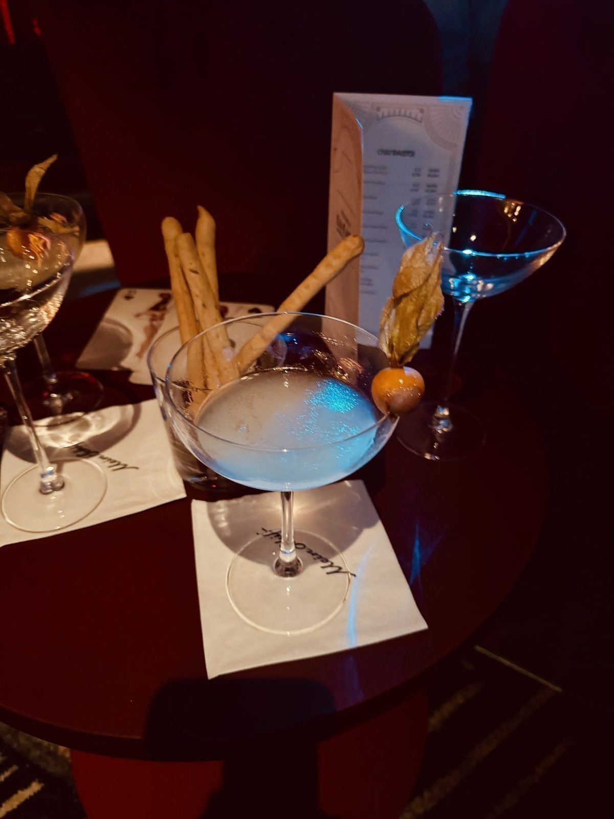 Kühler Cocktail mit Grissini