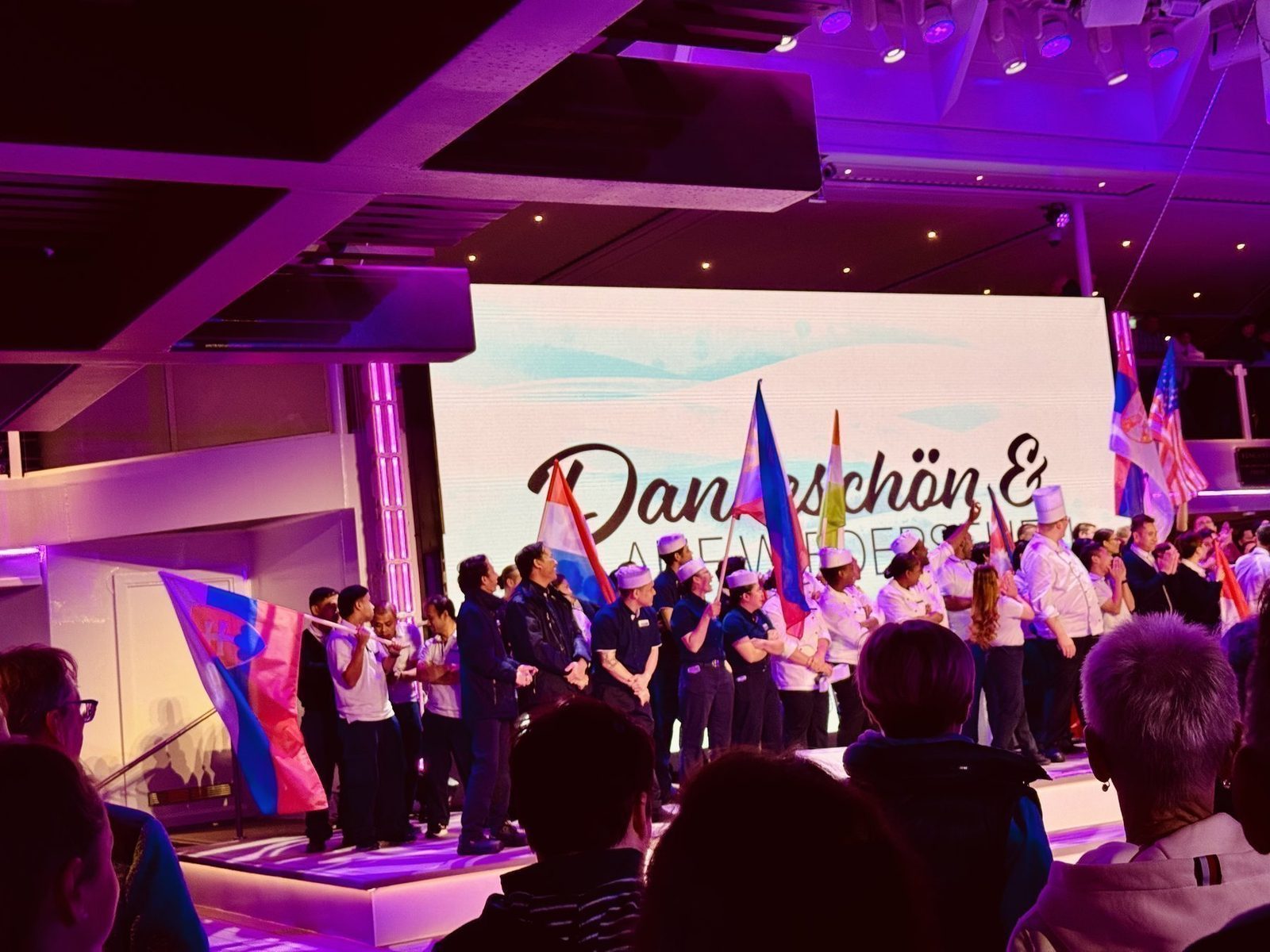 Küchencrew feiert auf der Bühne