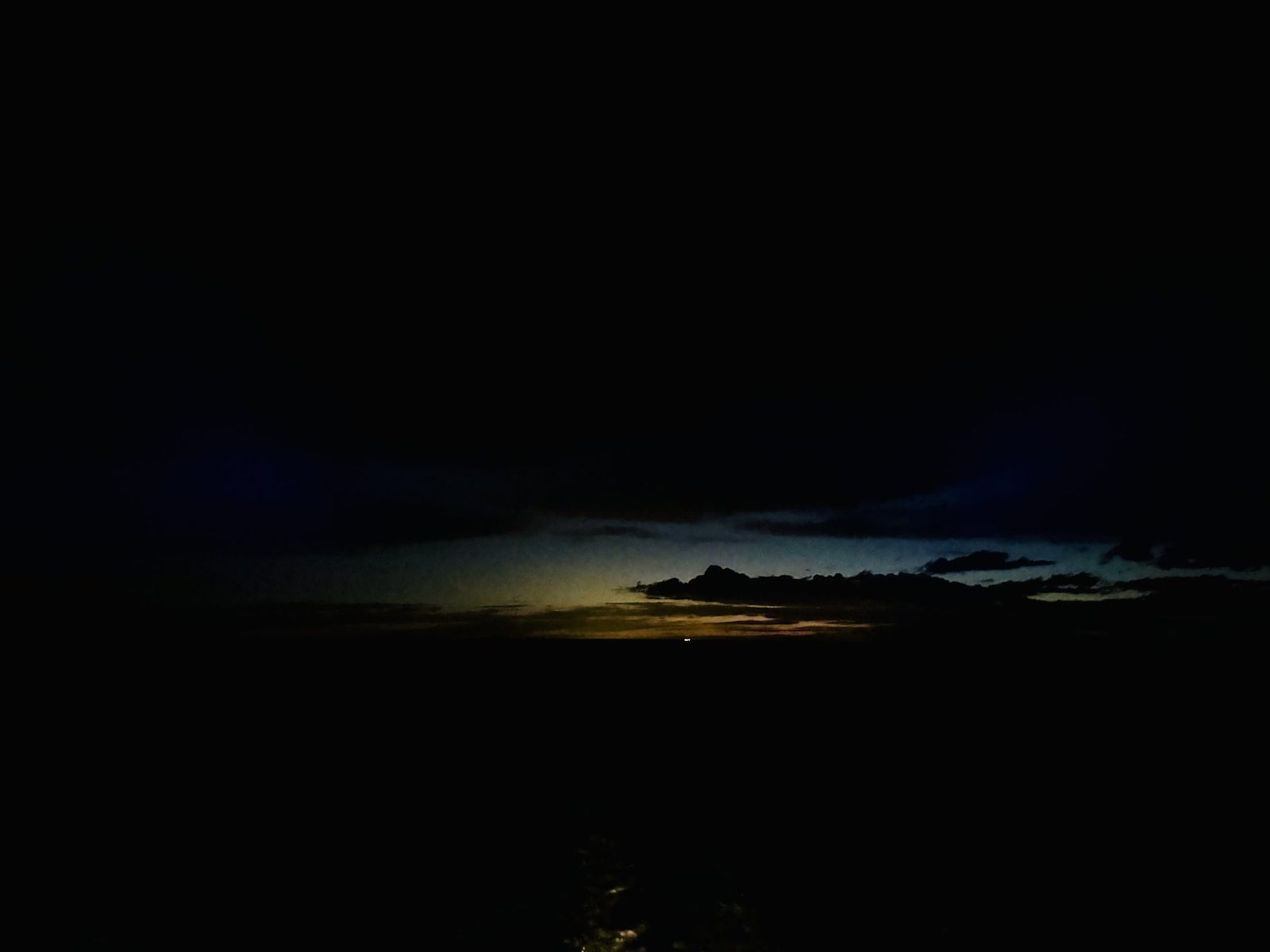 Dämmerung über dem Meer