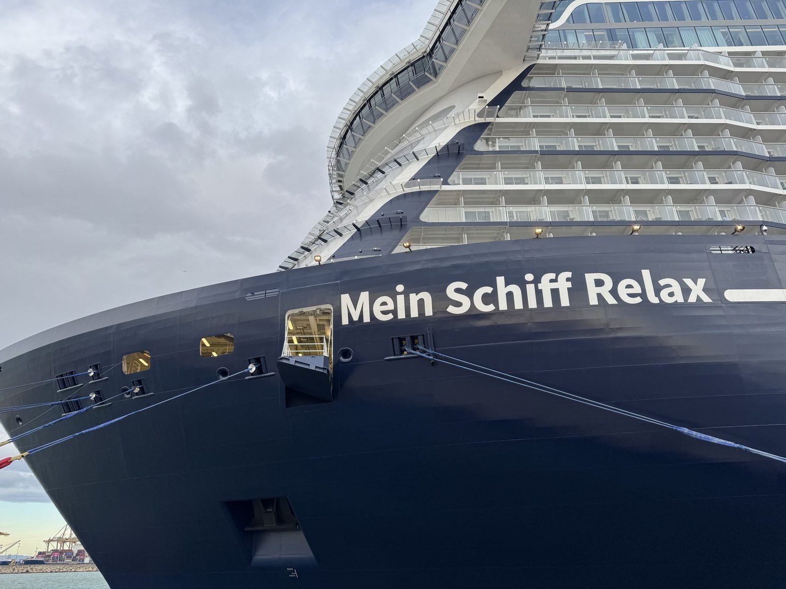 Hafenblick mit Kreuzfahrtschiffen